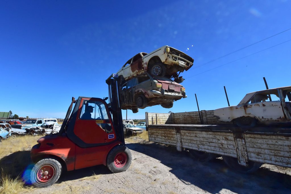 Comenzaron a remover los coches del puesto 204