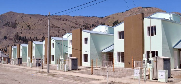 Das Neves entrega viviendas e inaugura obras en el Maitén y Esquel
