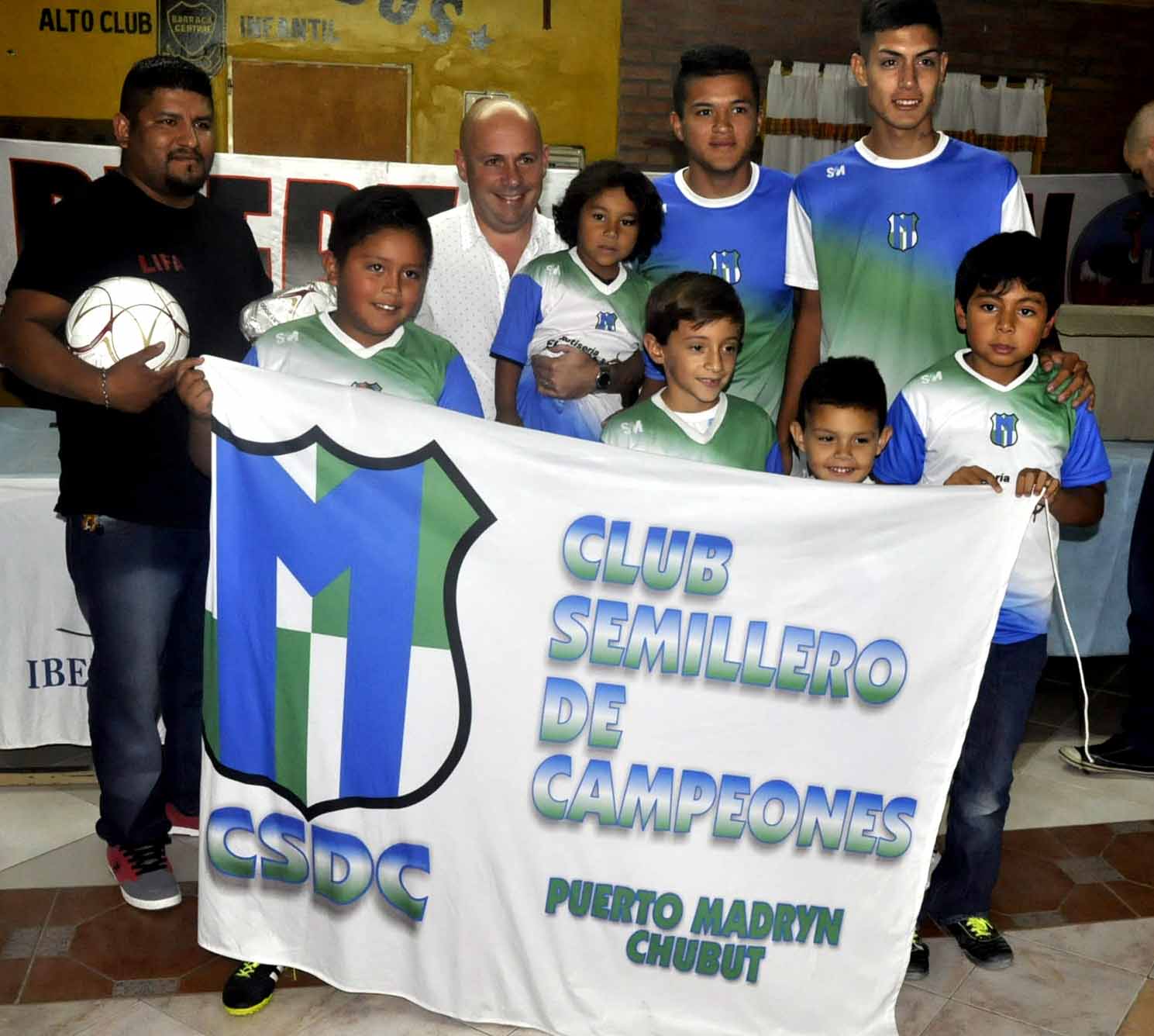 Sastre entregó pelotas a la liga infantil