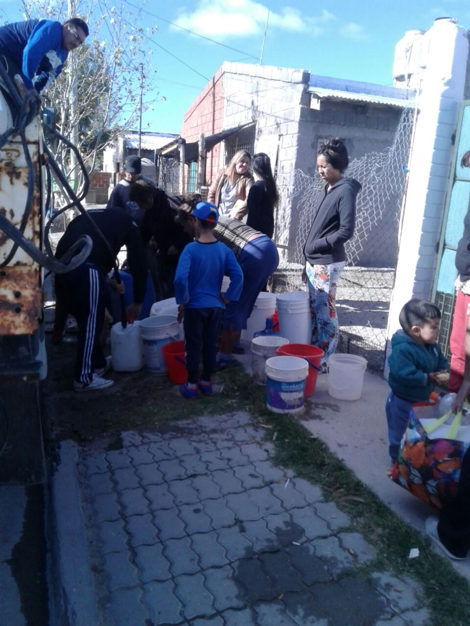 Luz y Fuera sigue ayudando en los barrios que mas necesitan