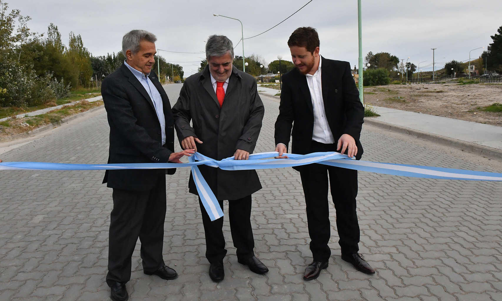 Das Neves inauguró en Dolavon obras de pavimento y el 1° Centro de Informes Turísticos