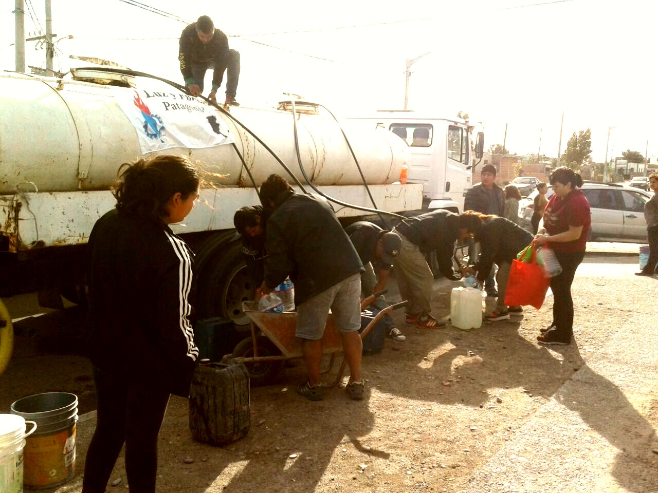 Luz y Fuerza repartió más de 200 mil litros de agua en Trelew