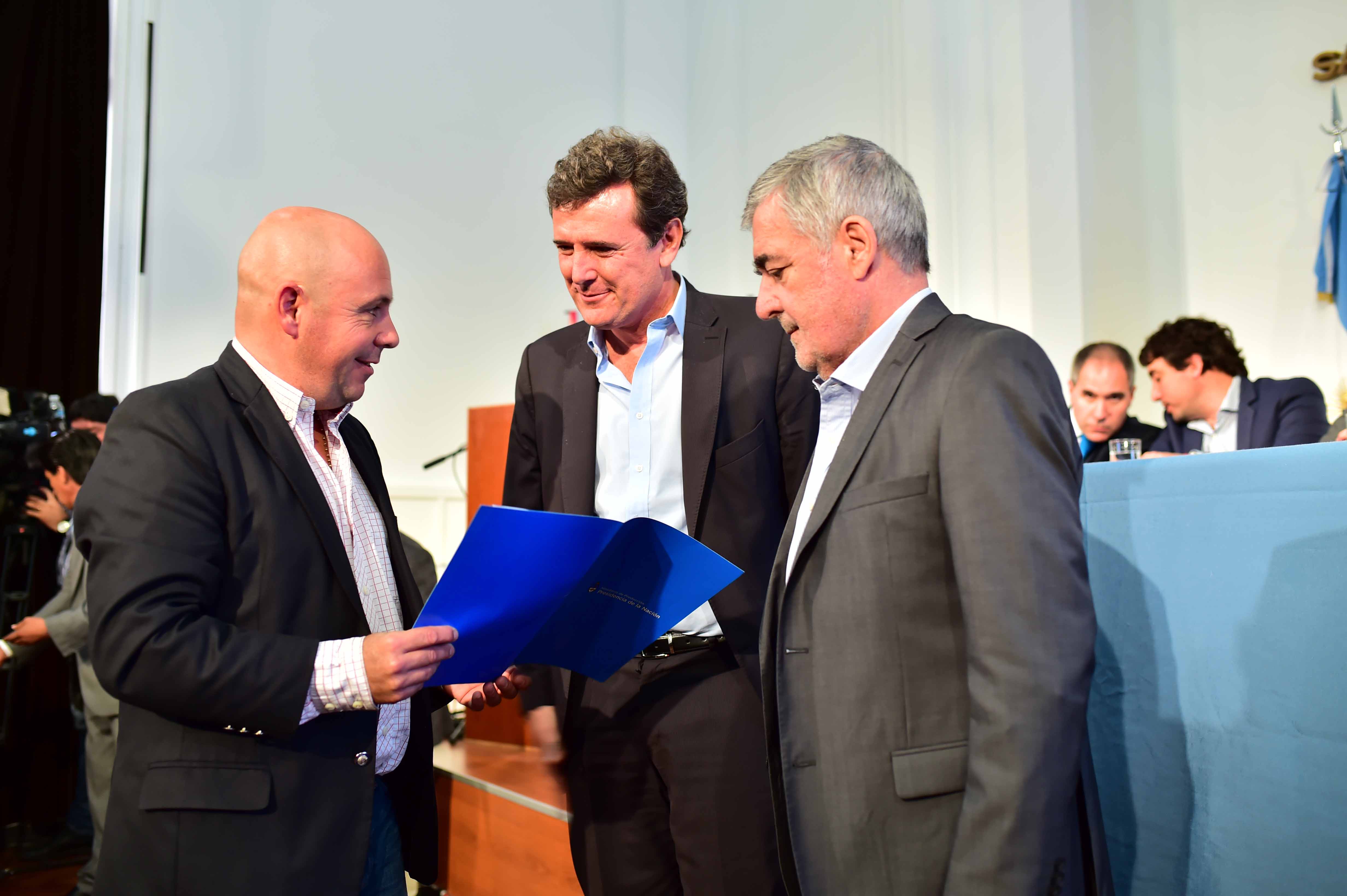 Junto a Das Neves, Sastre recibió certificado de inscripción del parque pesquero al RENPI