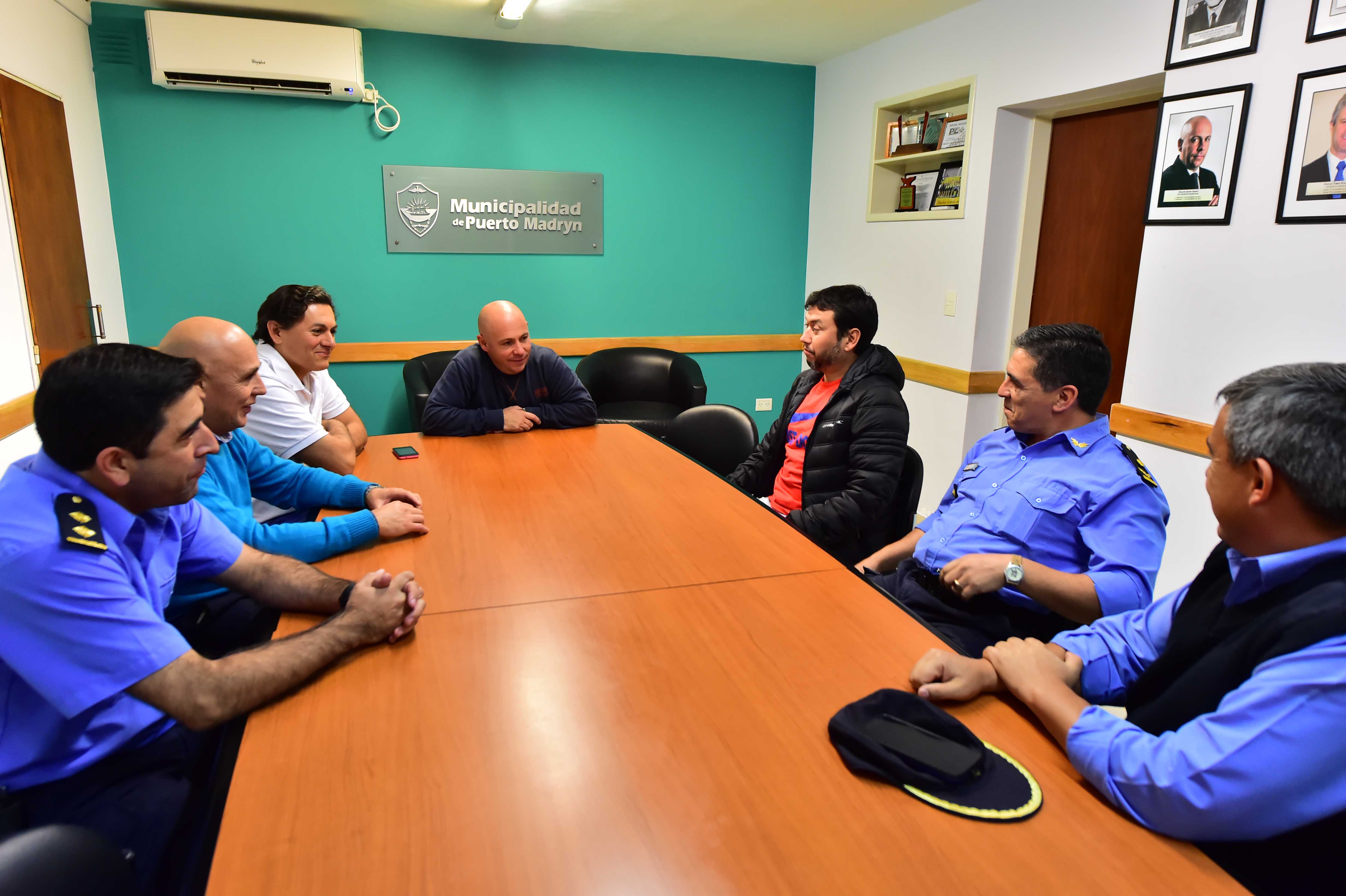 Sastre con autoridades de la policía de provincia