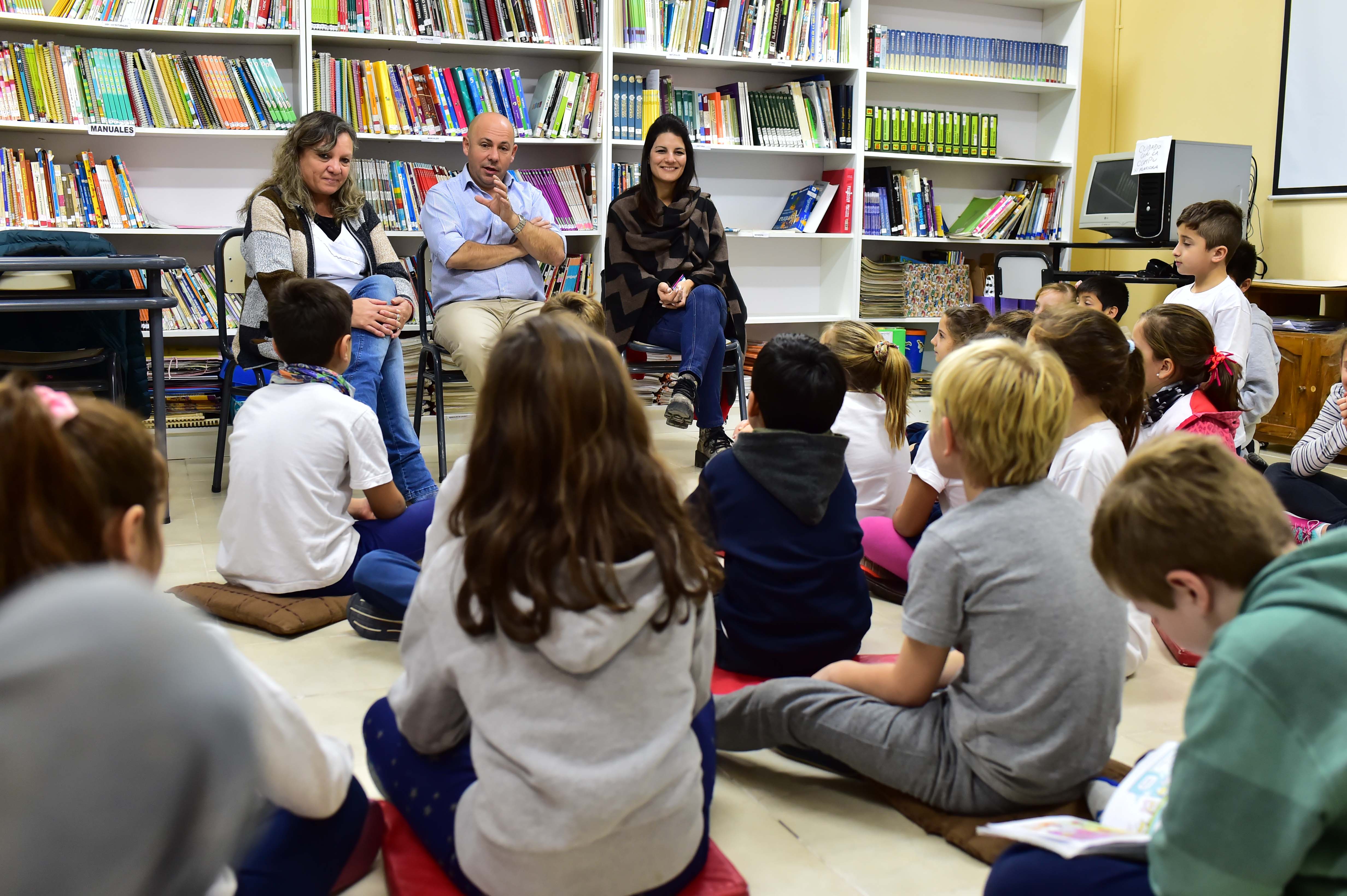 Sastre con alumnos de la escuela 158