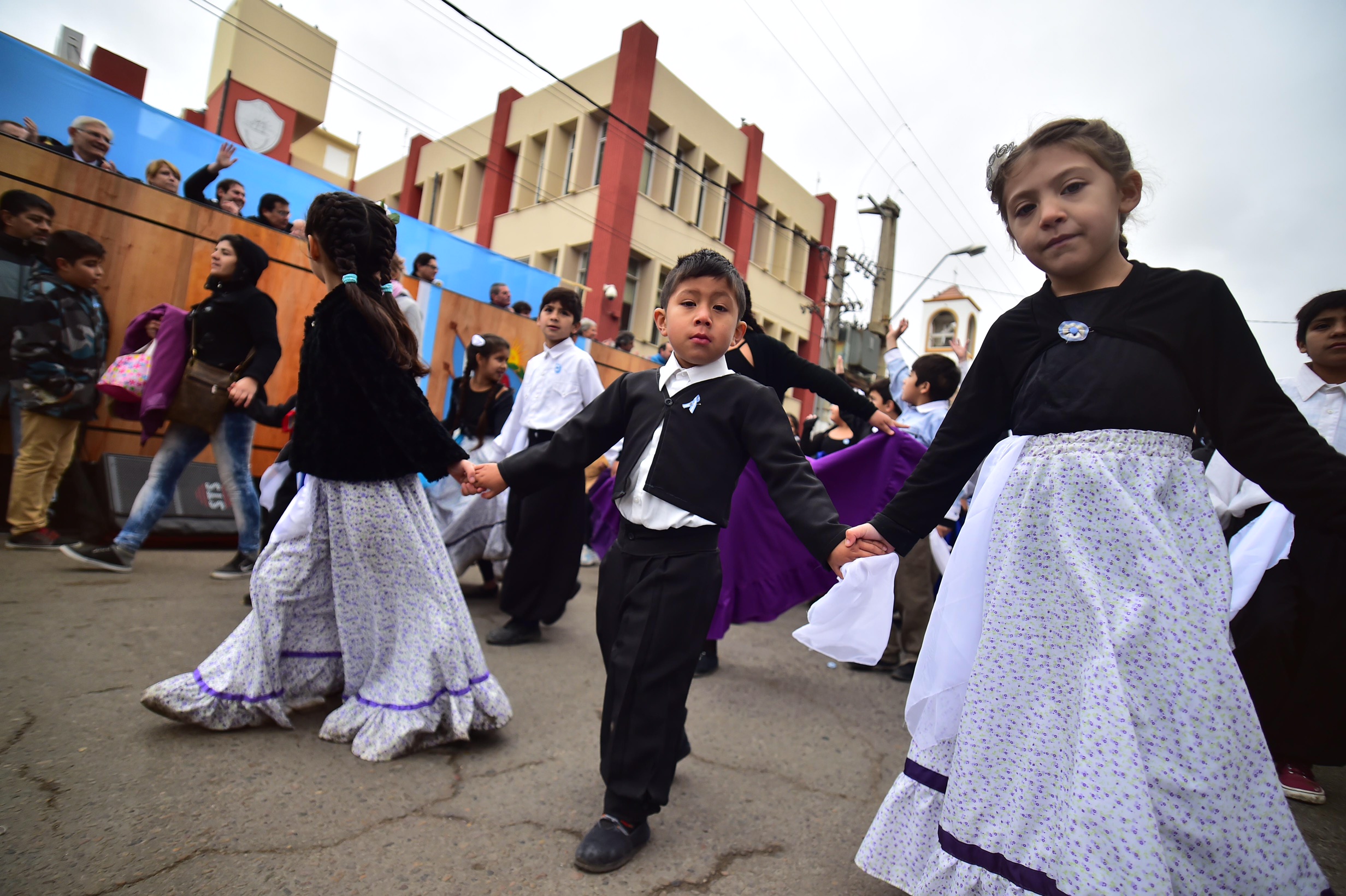 invitan a participar del desfile cívico militar del 25 de mayo