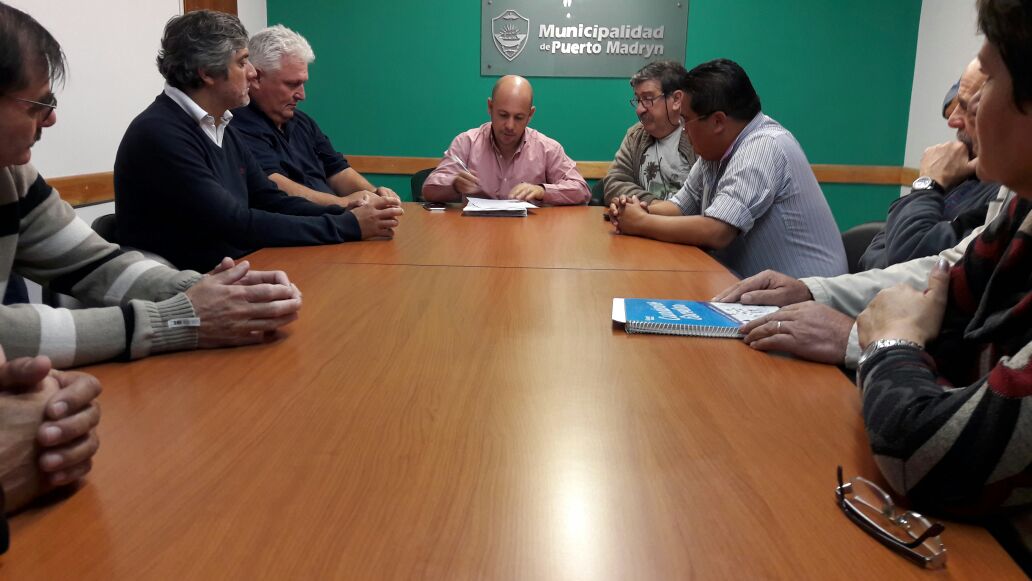 Sastre encabezó firma del convenio para obras de gas en el barrio Mapu Ngefü