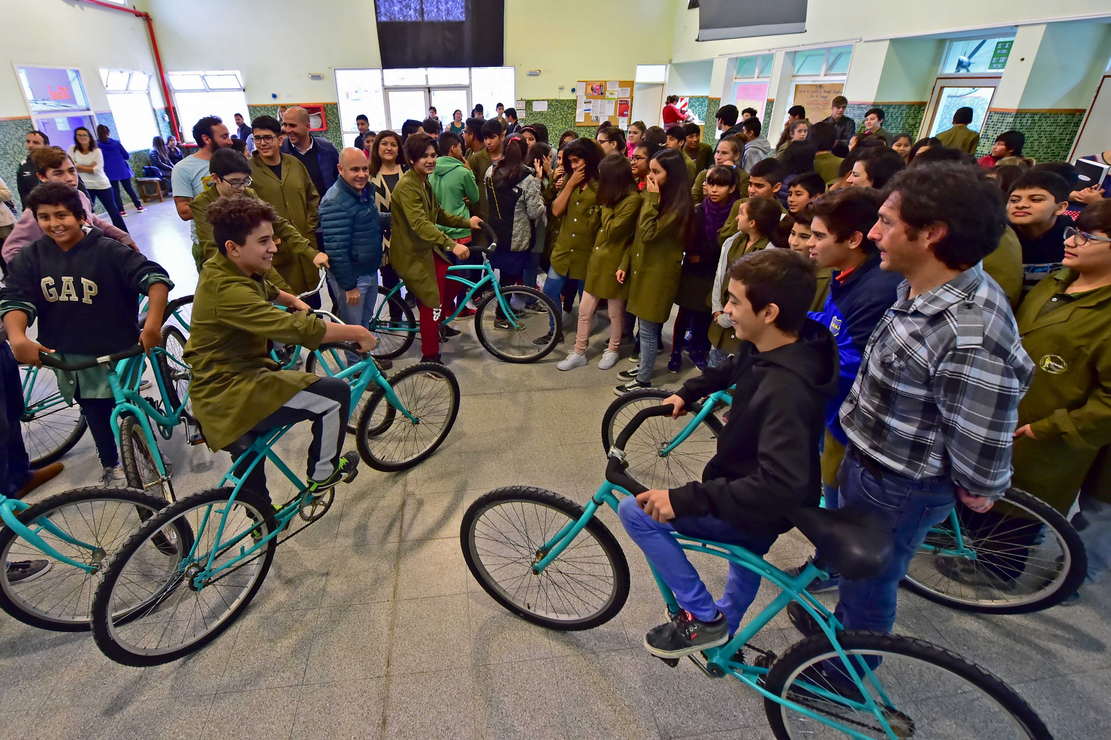 Sastre entregó bicicletas para la escuela municipal de pesca