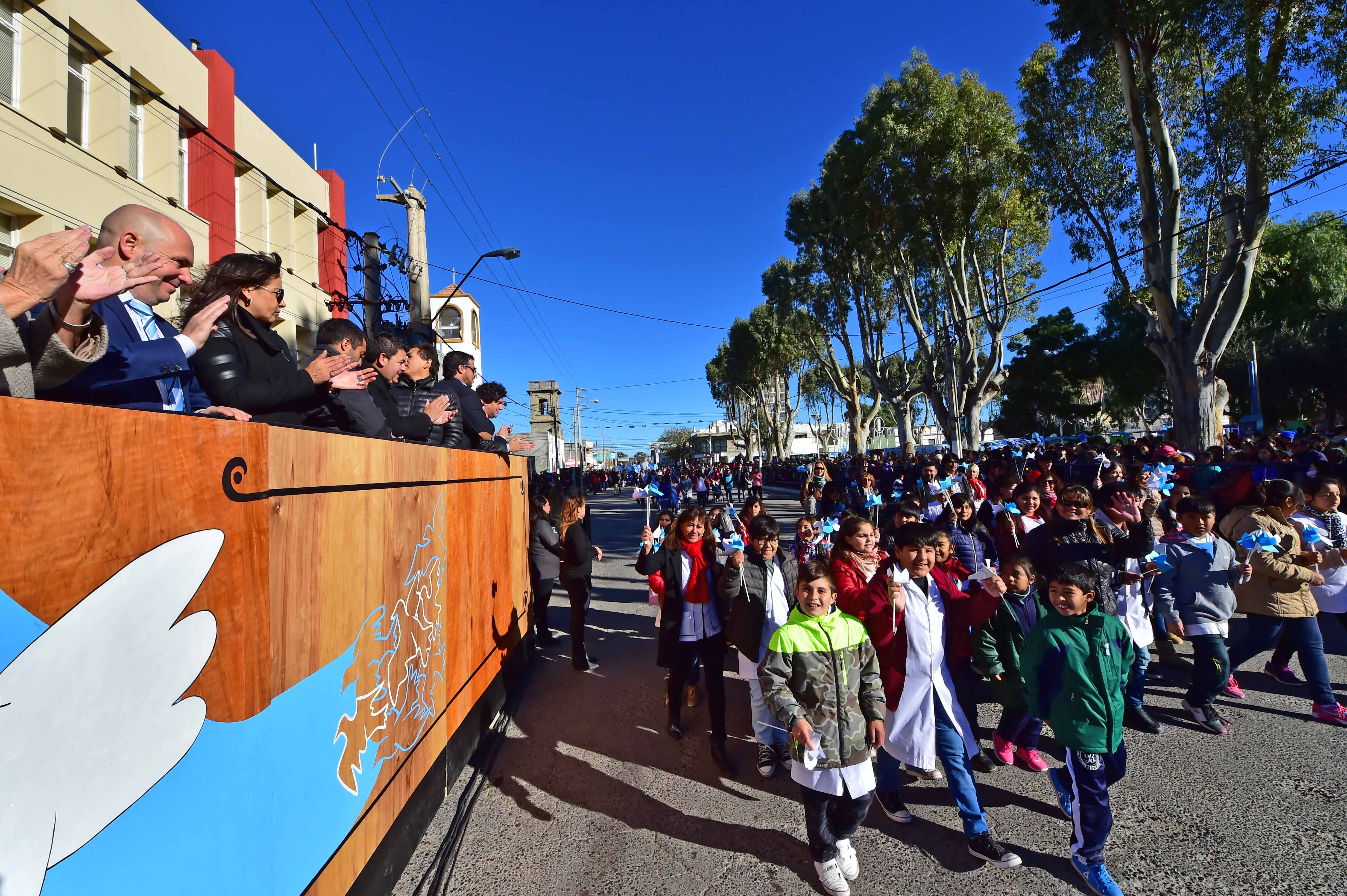 Multitudinario acto en madryn: más de 4000 personas y 150 instituciones desfilaron en la ciudad