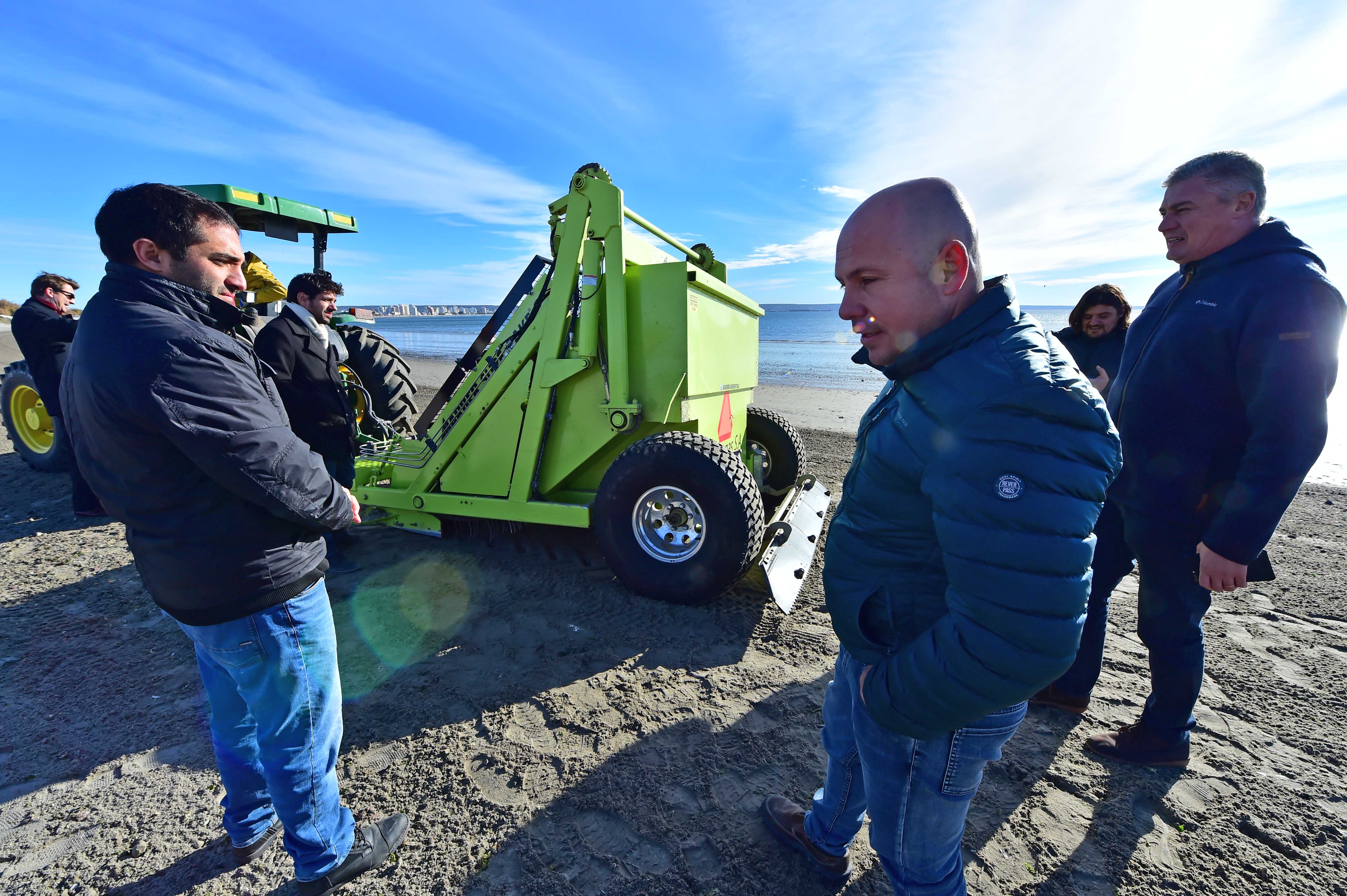 Sastre supervisó maquinaria para limpiar las playas