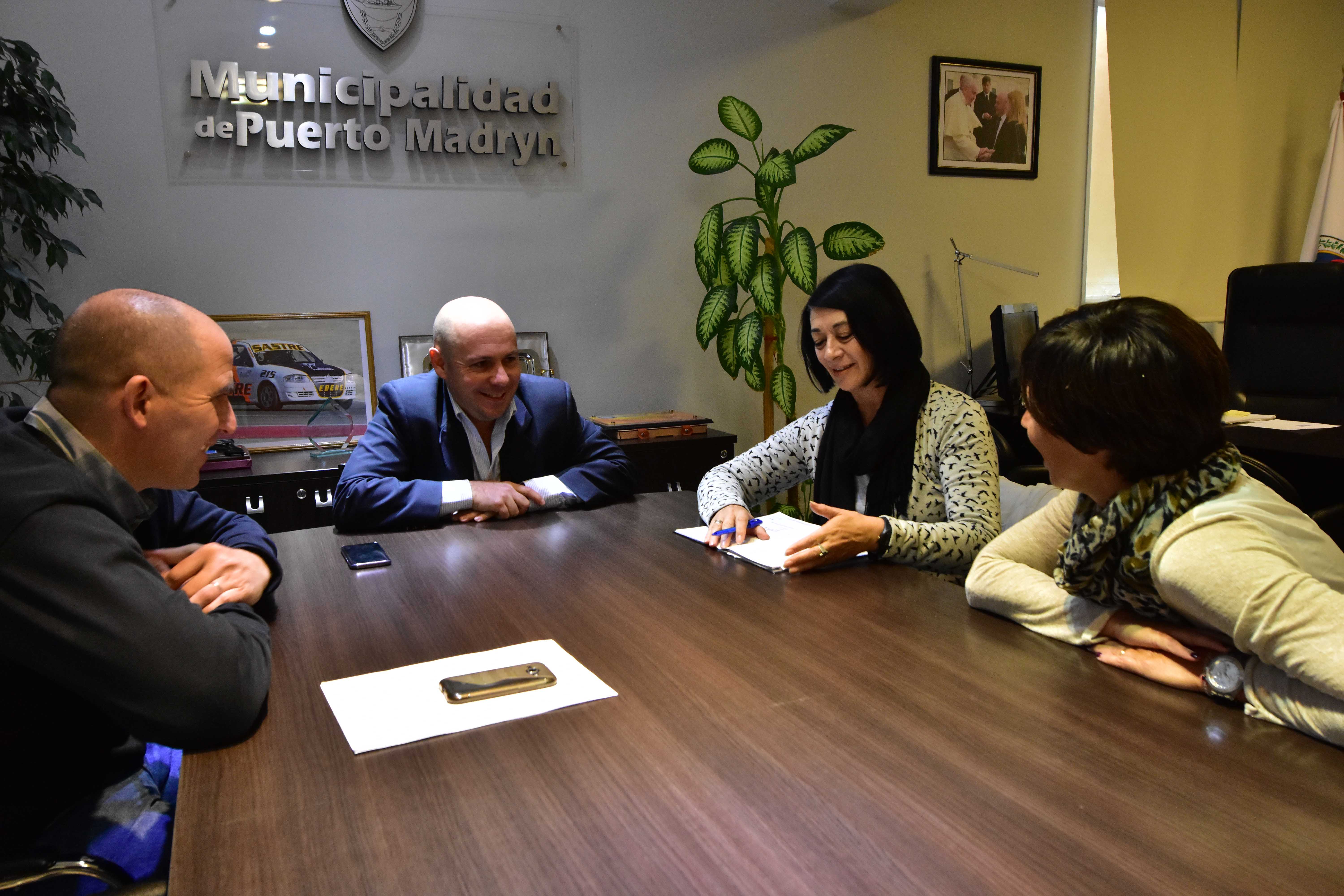 Sastre reunido con integrantes del club Ferrocarril Patagónico