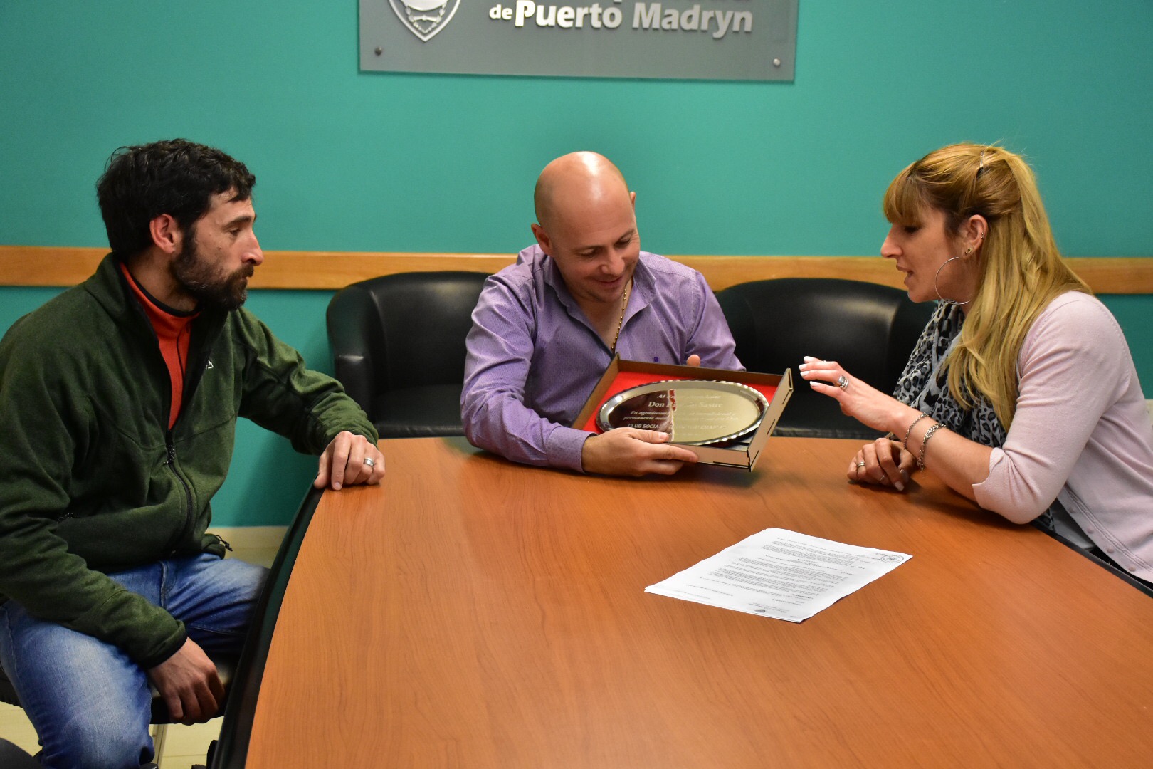 Sastre con representantes de “Deportivo Rmanuel” y la conducción de Uom