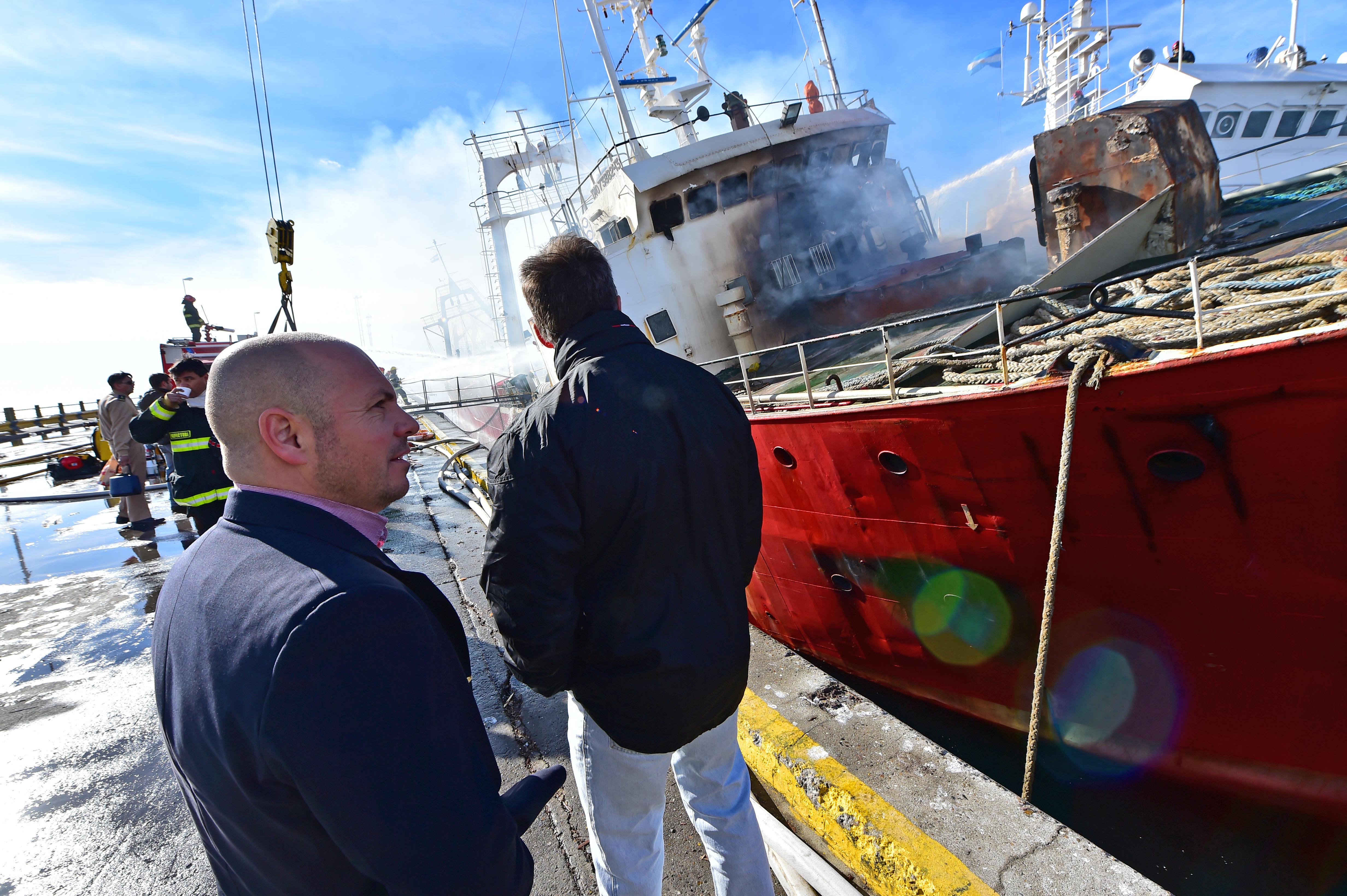 Sastre sobre el incendio del pesquero: “Estamos a la espera de que se tome una decisión”