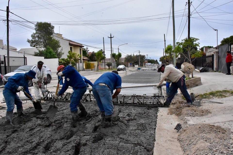 Pavimentación: comenzó la etapa de hormigonado en la calle Charcas