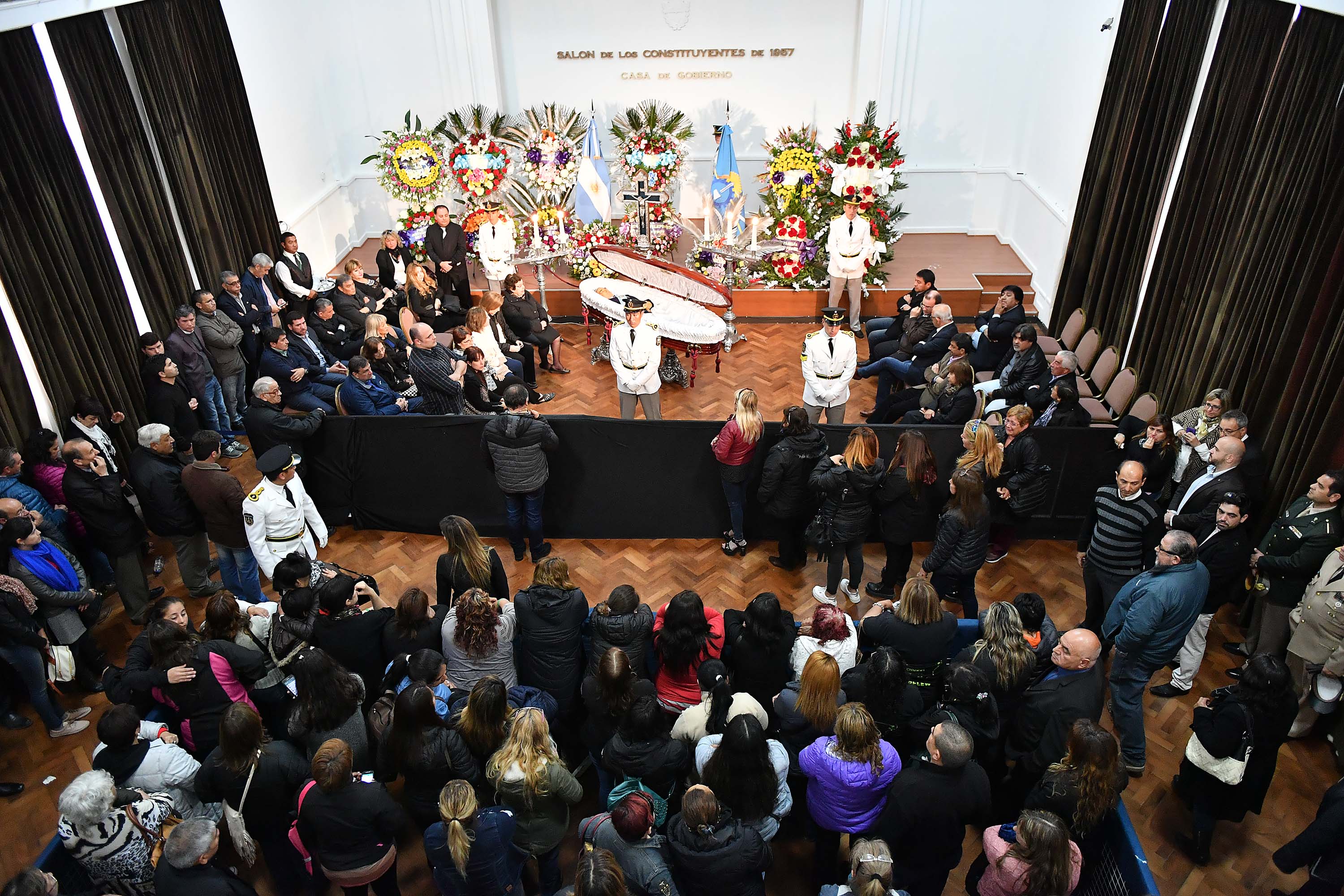 Recorrido del cortejo fúnebre del gobernador Mario Das Neves