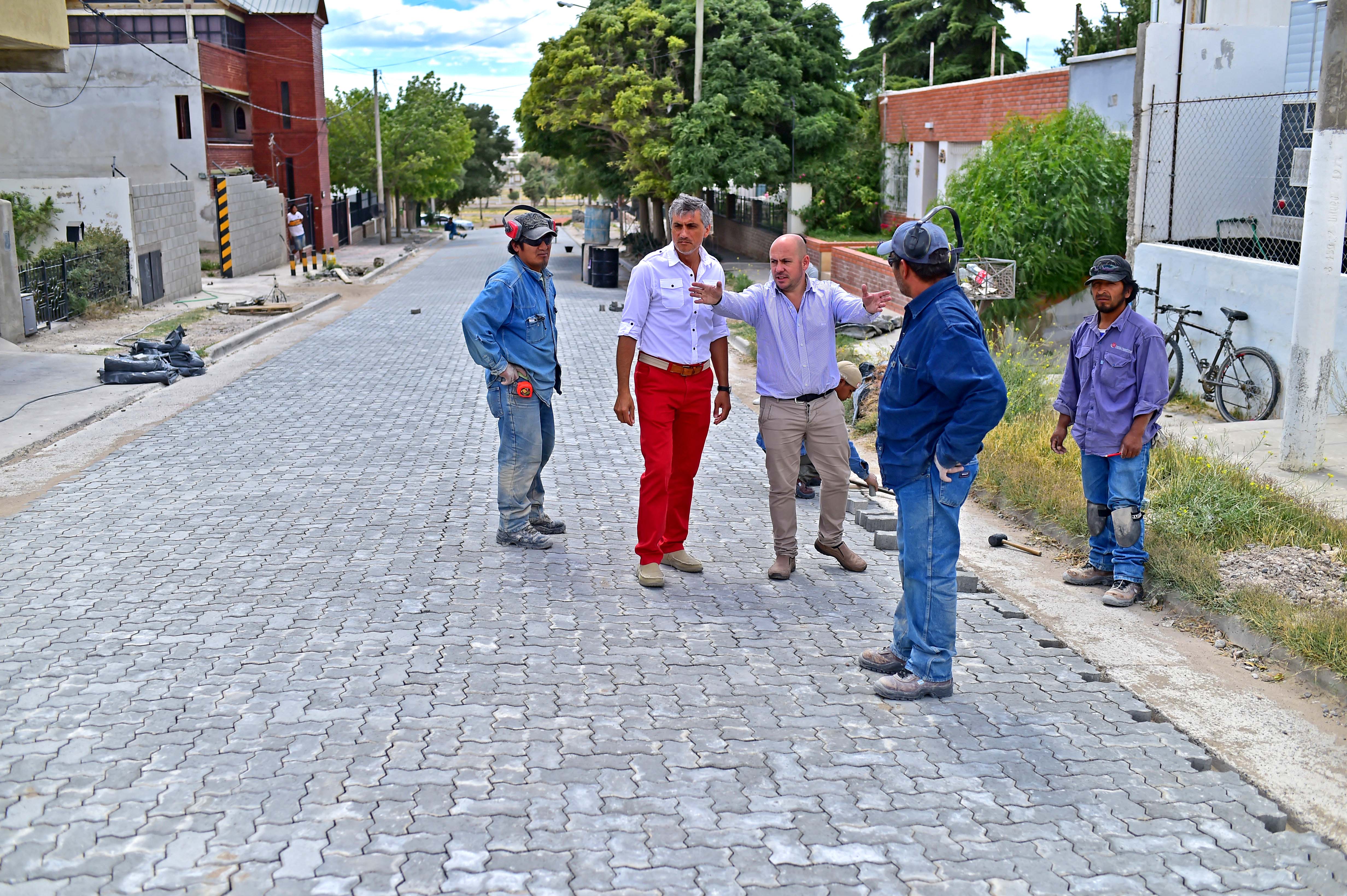 Sastre inauguró más cuadras de asfalto y anunció obras en el histórico Barrio Porvenir