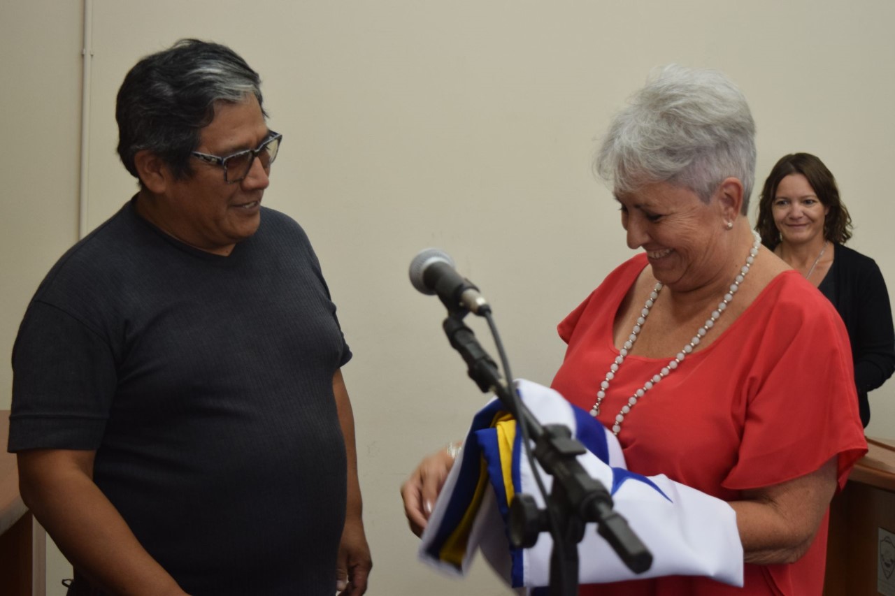 Bandera de ceremonia de los Pueblo Originarios fue entregada al Concejo de Madryn