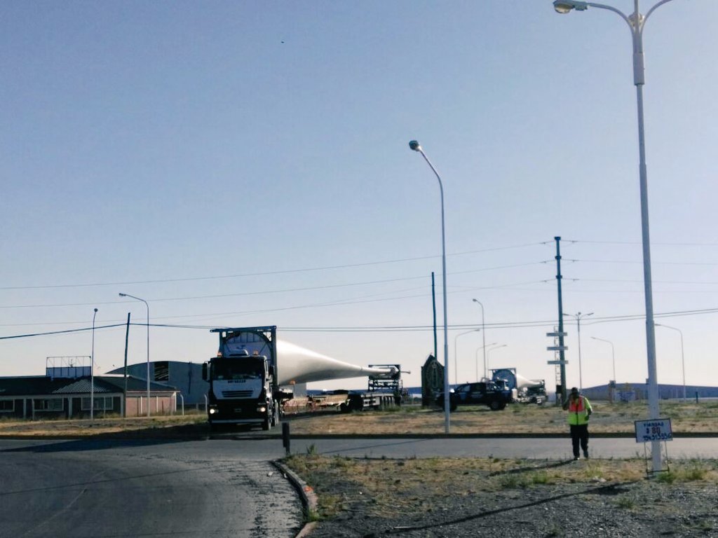 Finaliza el lunes el traslado de equipos Eólicos de Madryn a Garayalde