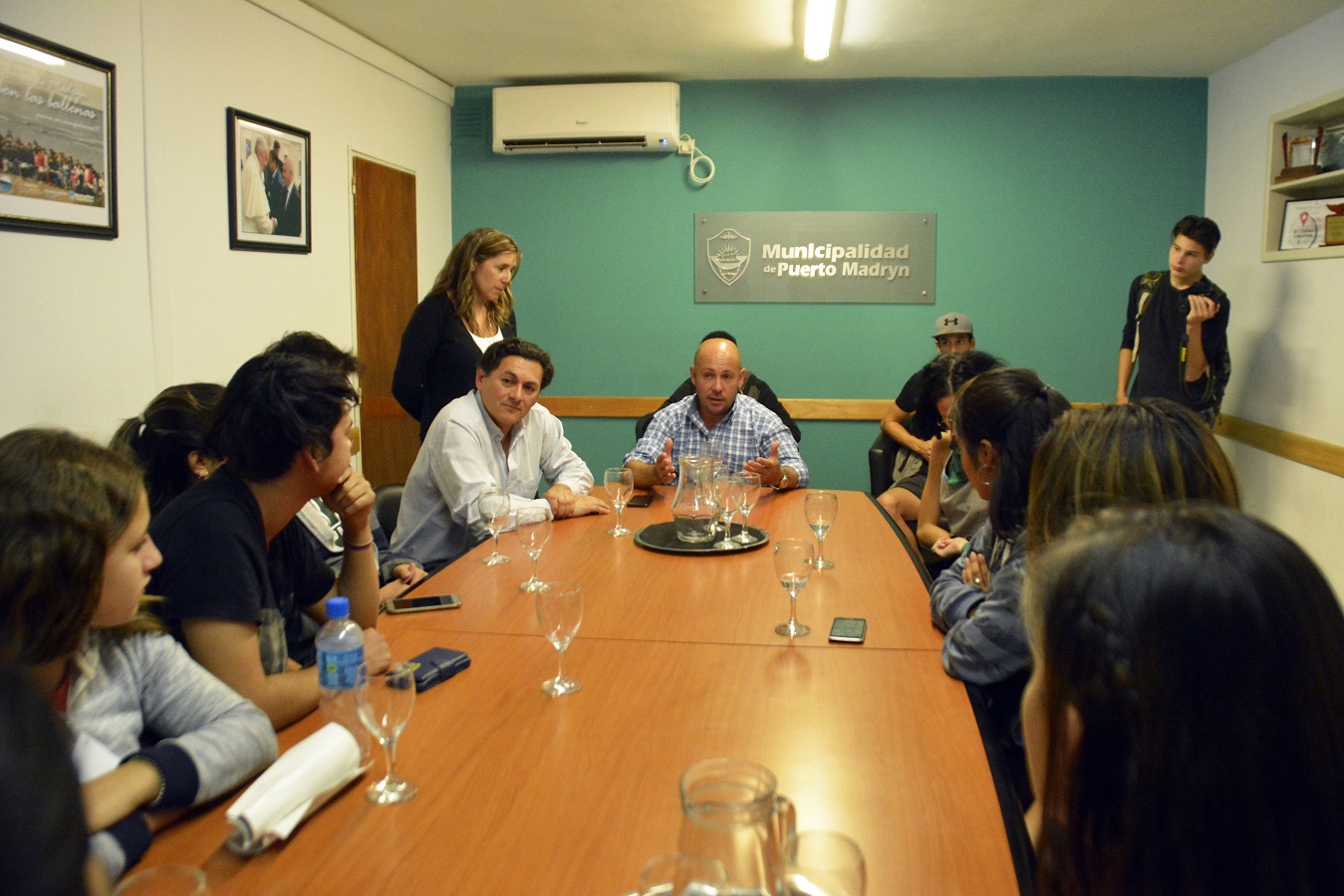 Sastre recibió a los alumnos que marcharon por el beneficio del TEG