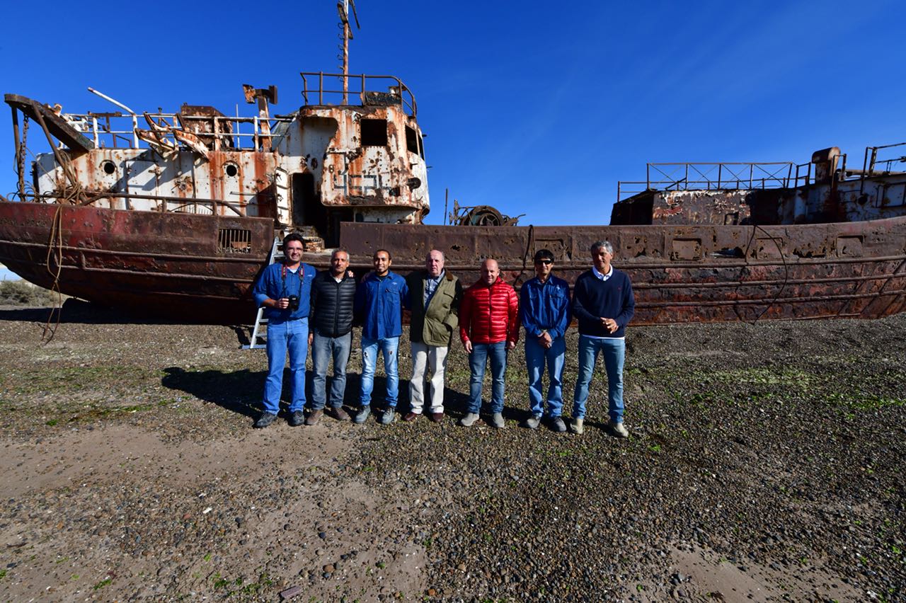 Comenzarán las tareas para desguazar barcos que se encuentran sobre la costa