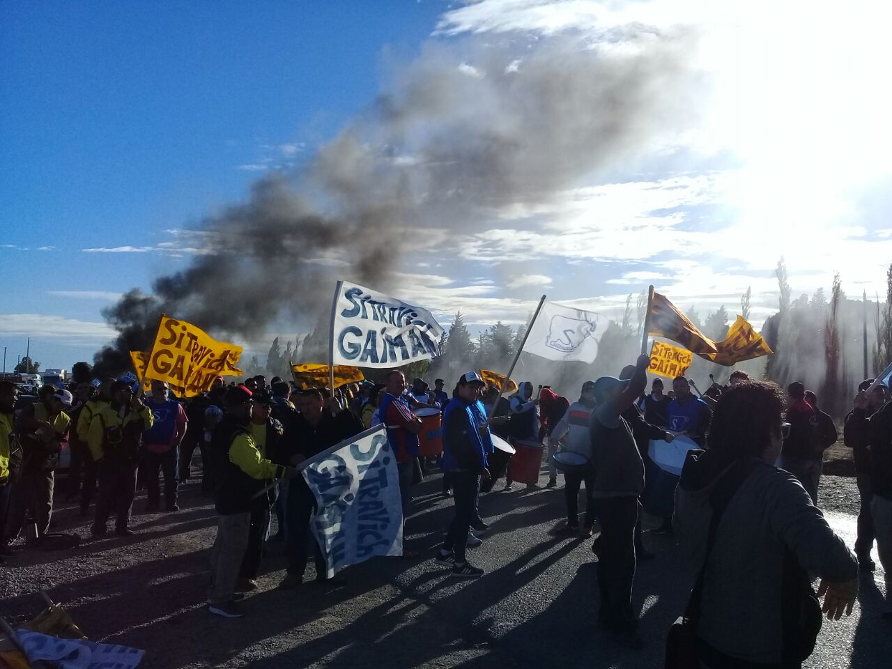 Trabajadores públicos de paro y corte de rutas