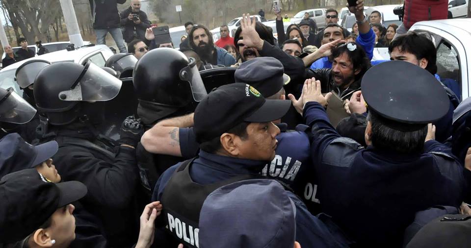 Manifestantes fueron golpeados con machetes y escudos mientras Arcioni se retiraba de Madryn