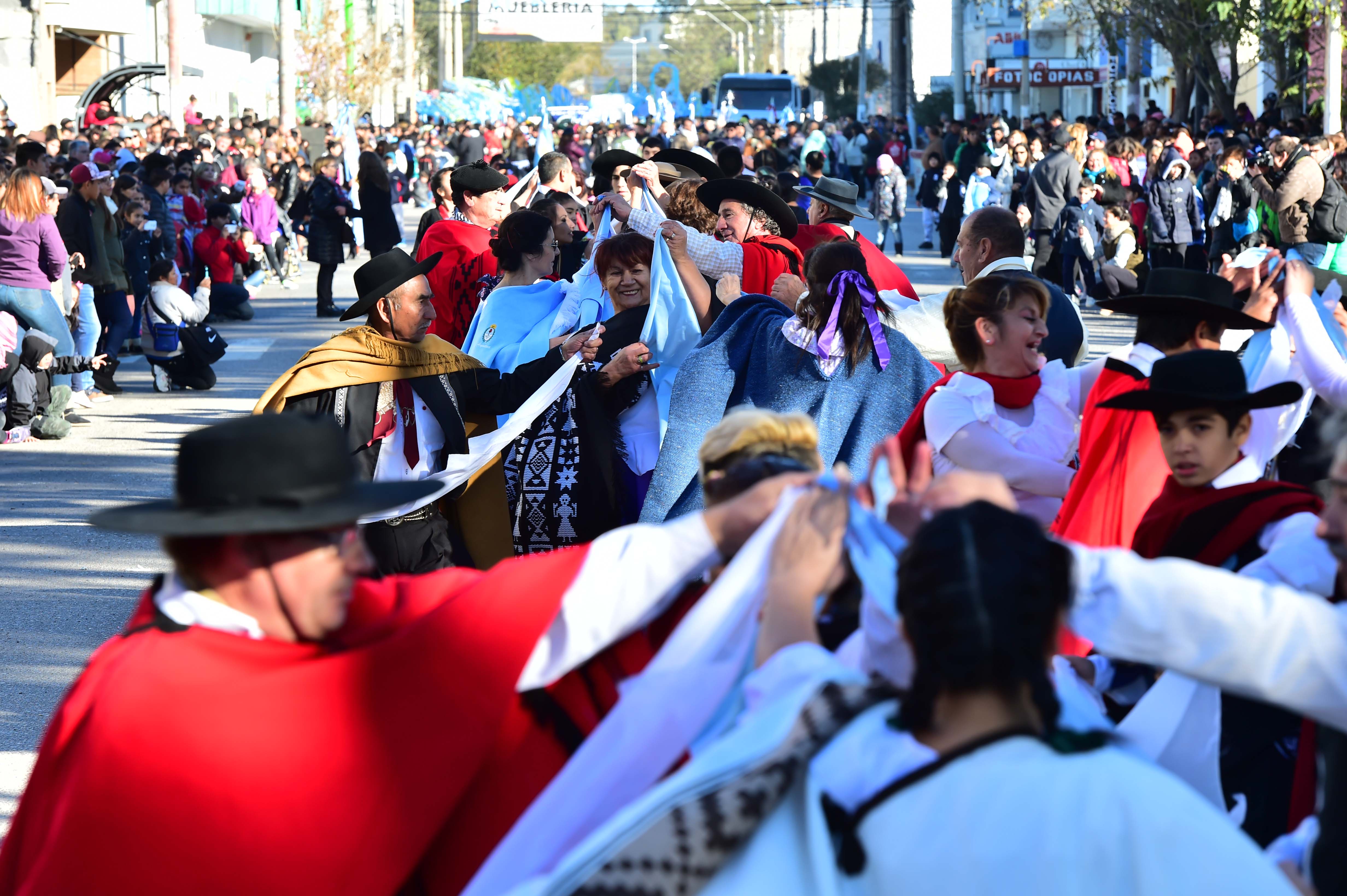 Madryn festeja el aniversario de la Revolución de Mayo con un gran desfile