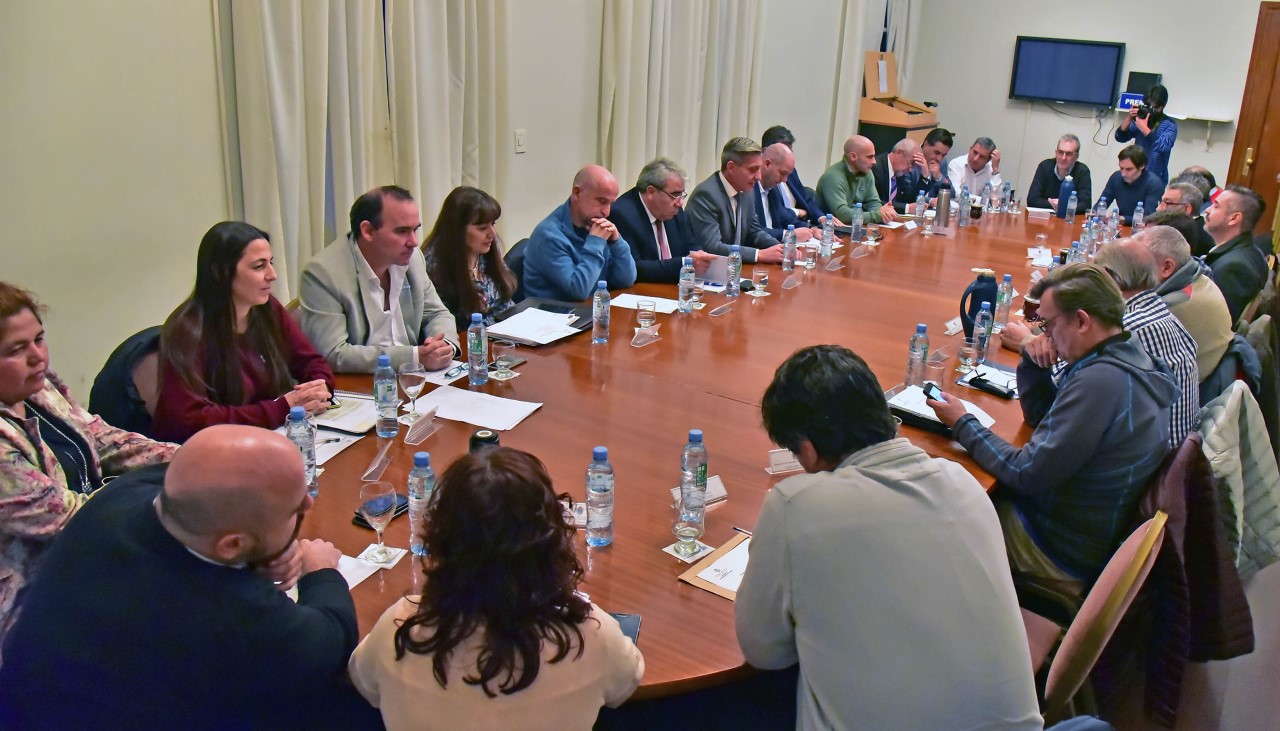 Arcioni presidió reunión de gabinete para delinear las acciones y fijar prioridades