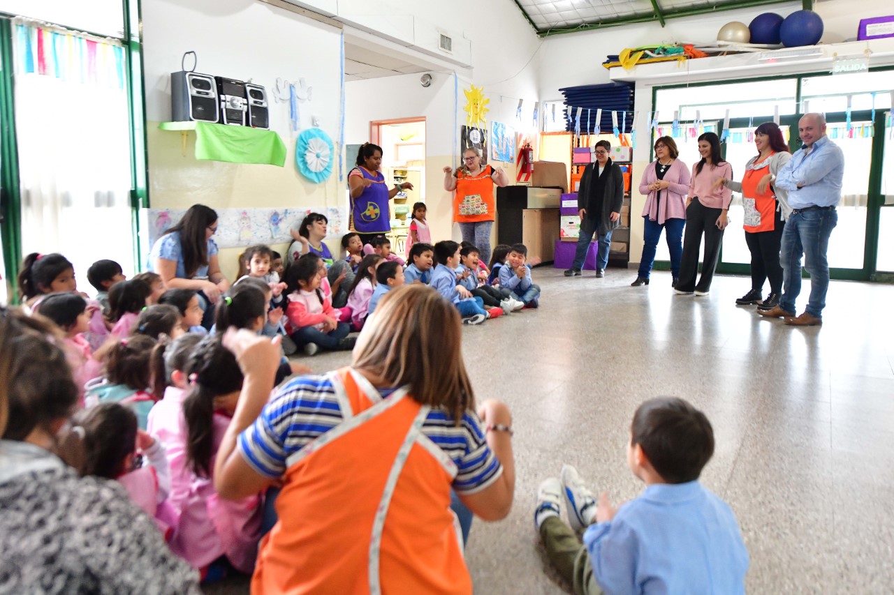 Día de la Maestra Jardinera: Ricardo Sastre visitó el CDI que se encuentra en inmediaciones de la Escuela Municipal 3 del Barrio San Miguel
