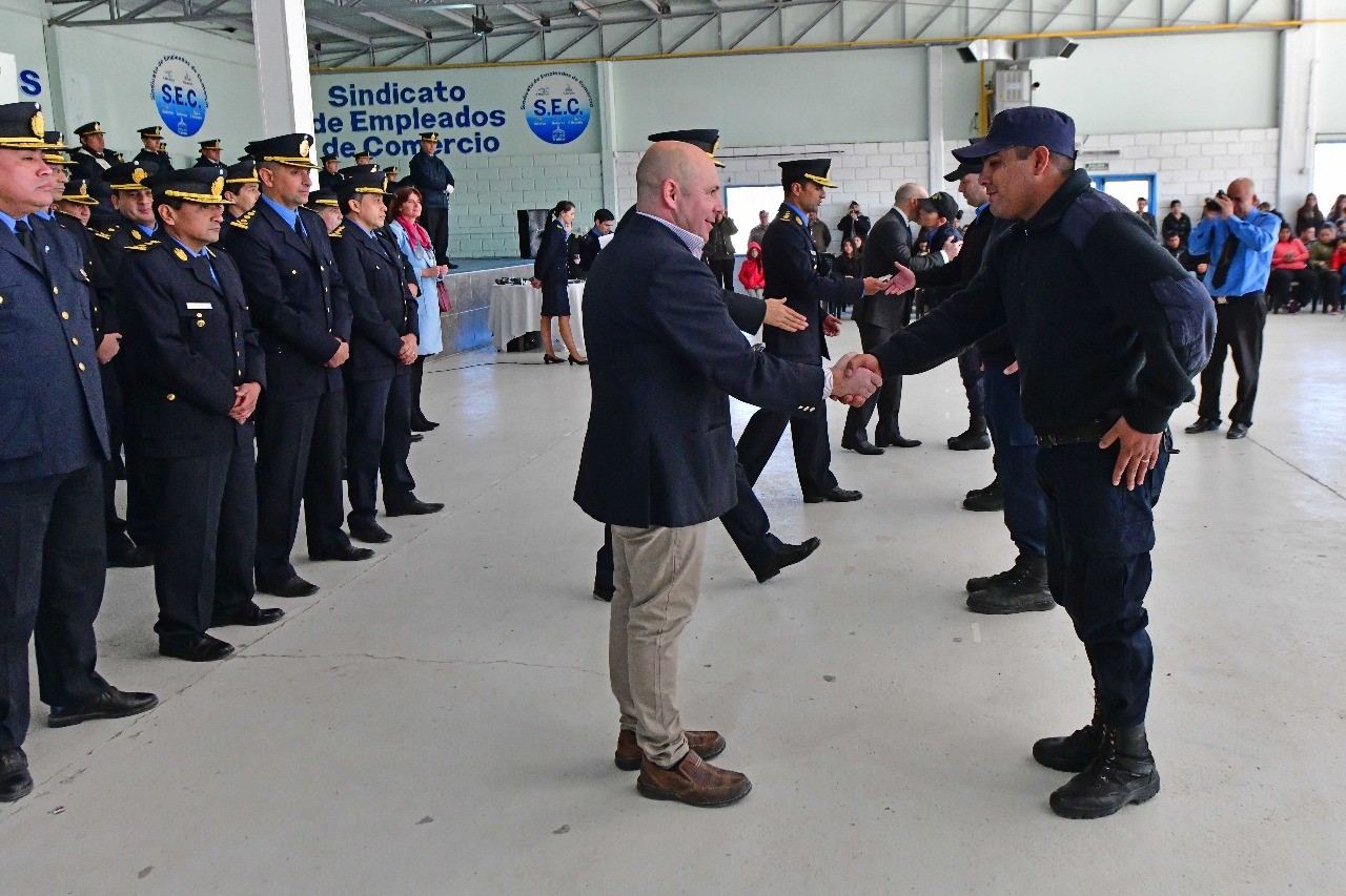 Sastre acompañó el acto de ascenso de Policía