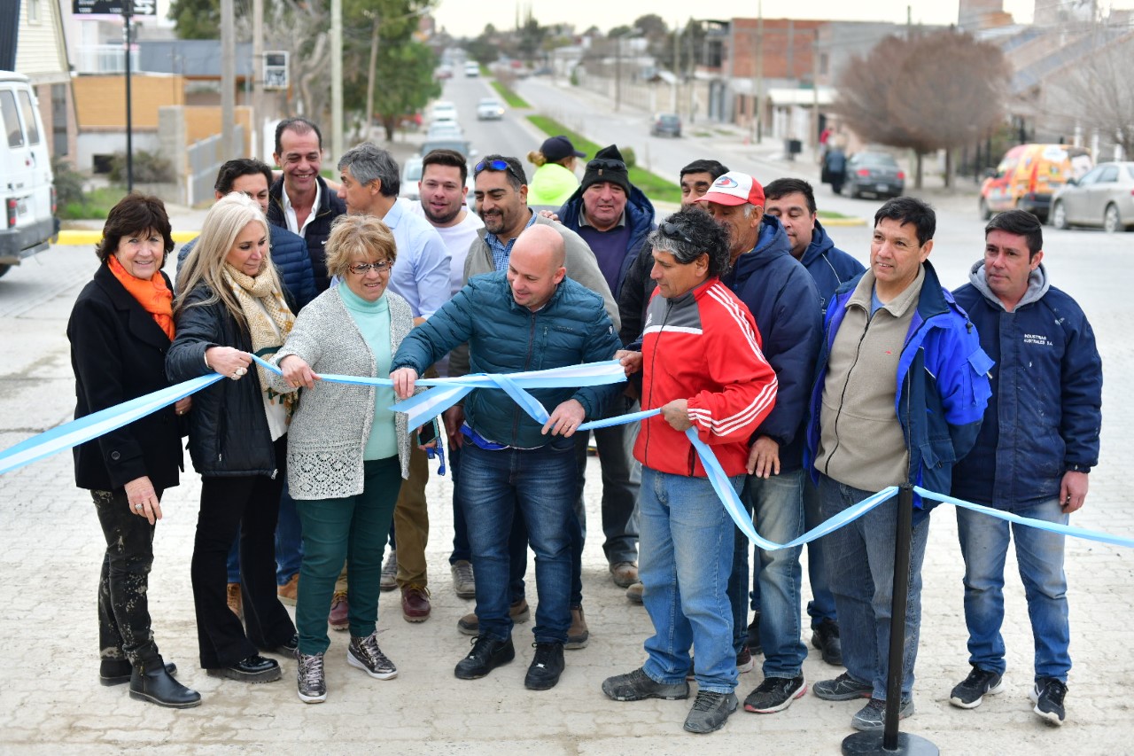 Sastre inauguró pavimento de villarino con la presencia de vecinos