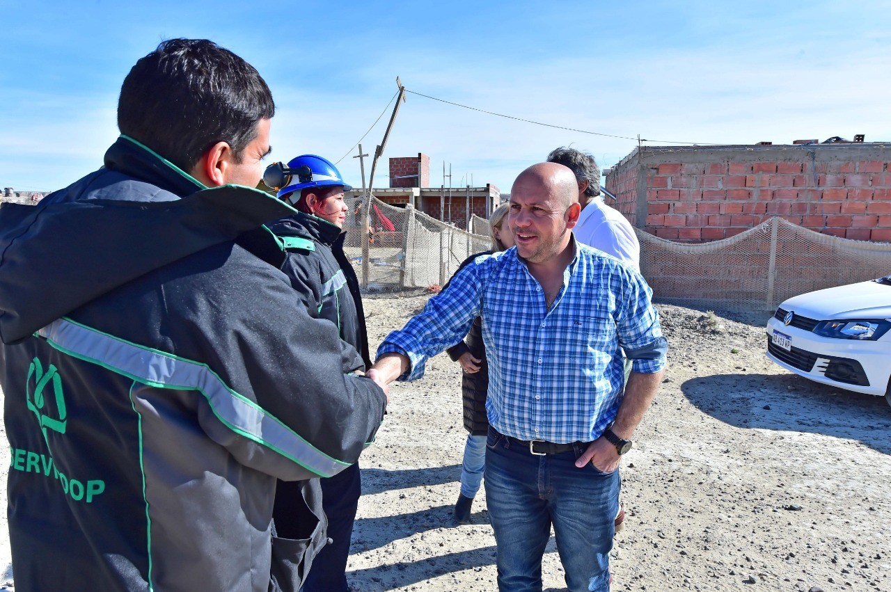 Sastre evaluó avances de la obra de energía que se ejecuta en el barrio Perón