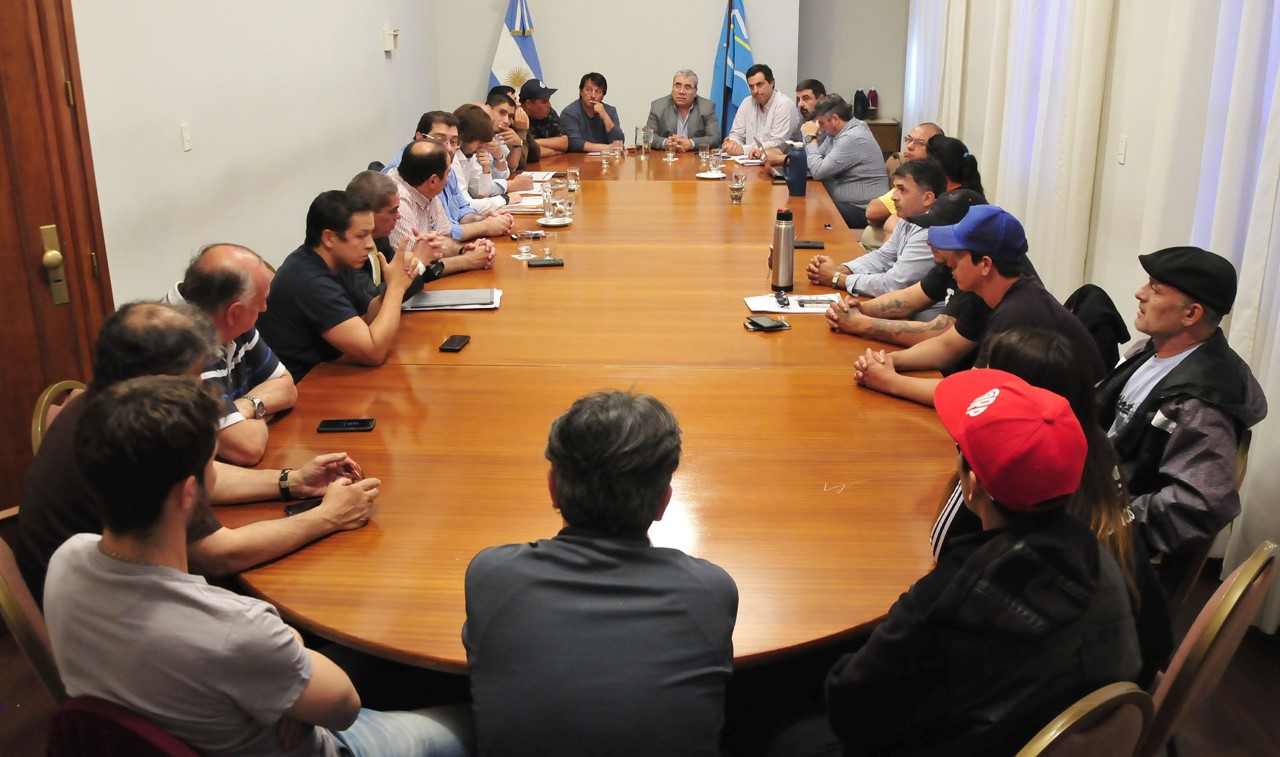 EL GOBIERNO INTERVINO EN EL CONFLICTO PESQUERO Y SE AVANZA EN UNA MESA DE DIÁLOGO PARA ASEGURAR MANO DE OBRA DE LA PESCA