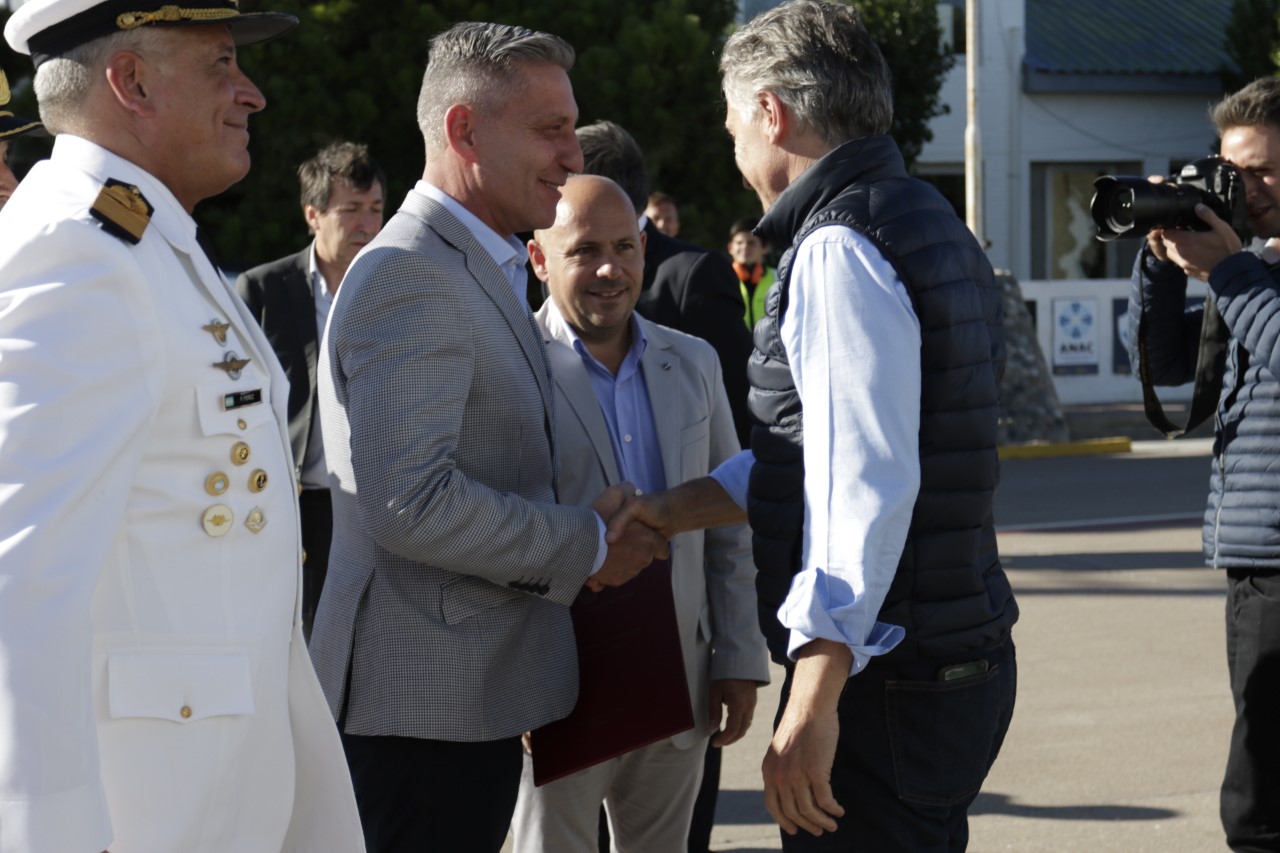 EL GOBERNADOR ARCIONI RECIBIÓ AL PRESIDENTE MACRI EN PUERTO MADRYN