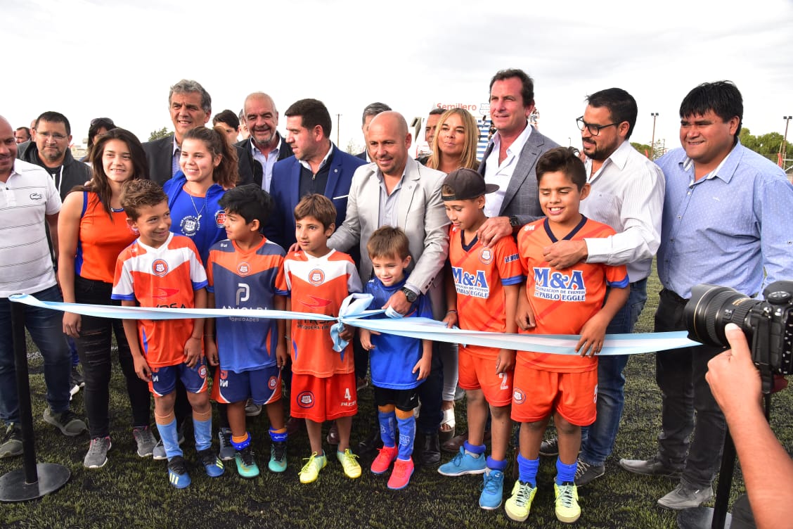 AUTORIDADES PROVINCIALES Y MUNICIPALES DEJARON INAUGURADO EL CÉSPED SINTÉTICO DE LA CANCHA DE FÚTBOL DEL CLUB J.J.MORENO