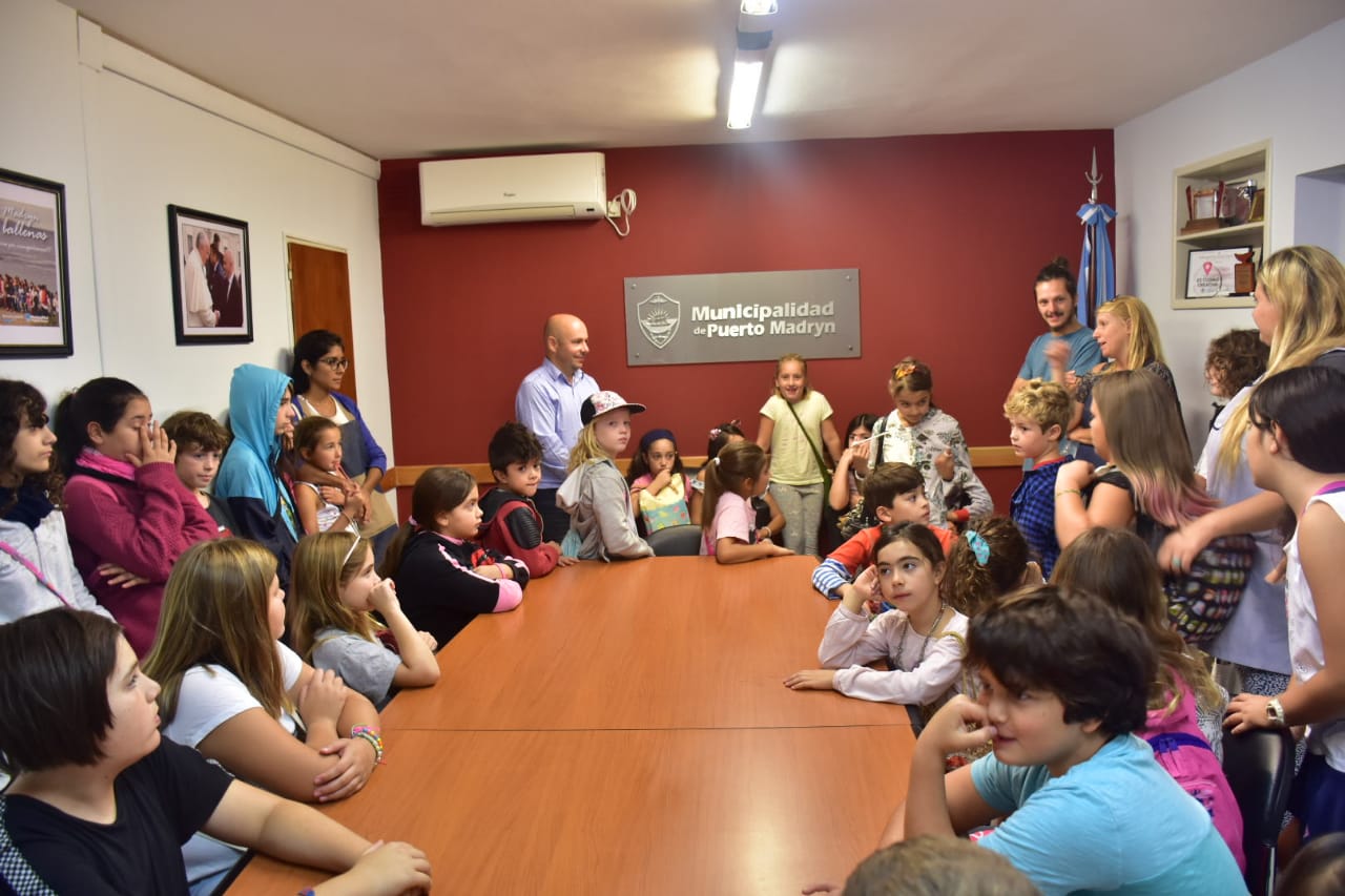 Ricardo Sastre recibió la visita de los alumnos de la Escuela Libre “Tierra de Infancia” de las Quintas del Mirador