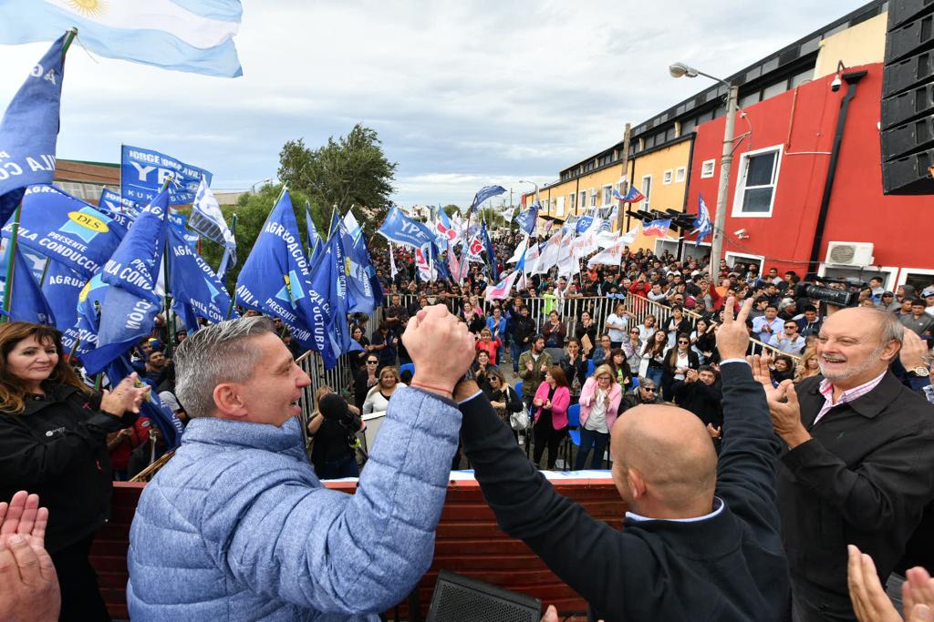 La fórmula Arcioni-Sastre cerró su campaña en Comodoro Rivadavia