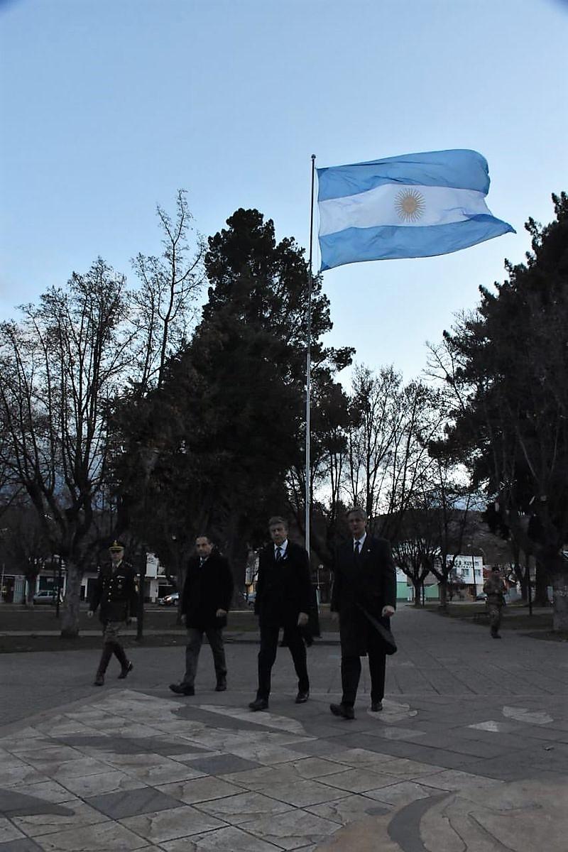 Menna compartió la celebración del 25 de mayo con la comunidad de Esquel y el intendente Ongarato