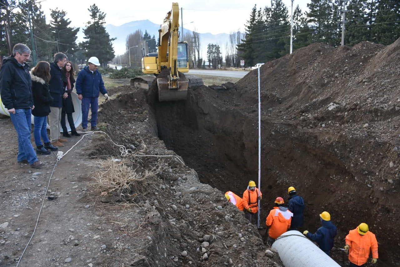 Menna visitó la obra multimillonaria de pluviales que Nación financia en Esquel