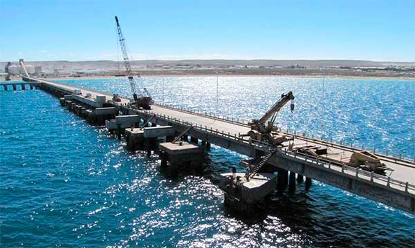 Arcioni firma la continuidad de la obra del Sitio II del Muelle Almirante Storni en Puerto Madryn