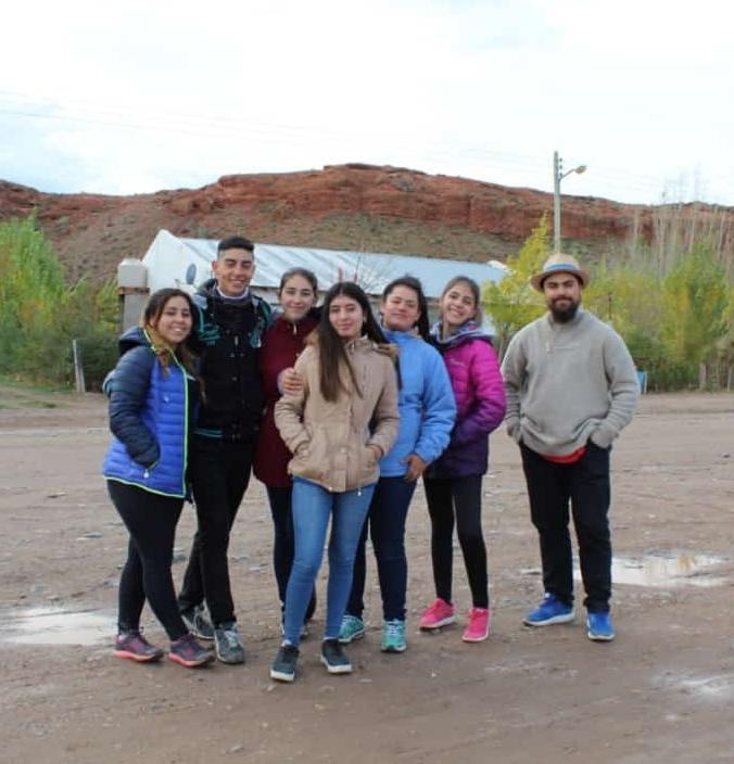 Estudiantes del Colegio de Pesca y Veteranos de Malvinas llevaron donaciones a las Plumas