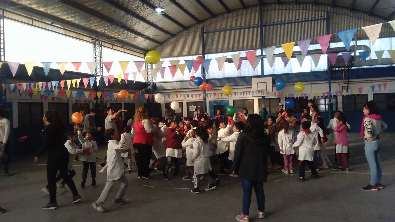 Niños y docentes de la Escuela Municipal Nº 1 “Víctor Morón” celebraron el 33º aniversario