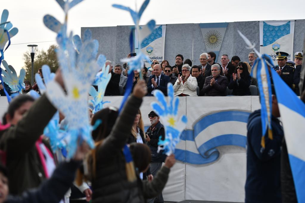 Sastre encabezó el Desfile Cívico del 25 de Mayo