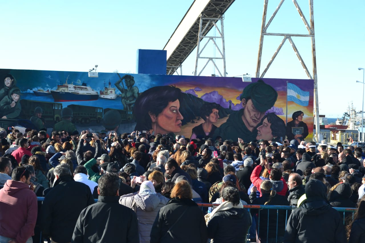 37° Aniversario del retorno al continente de los Héroes de Malvinas y descubrió un Mural en el Muelle Almirante Storni