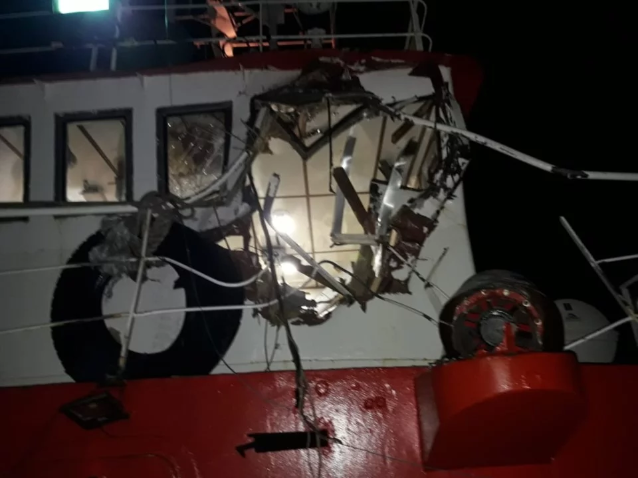 Colisión entre dos barcos pesqueros ubicados en zona de rada