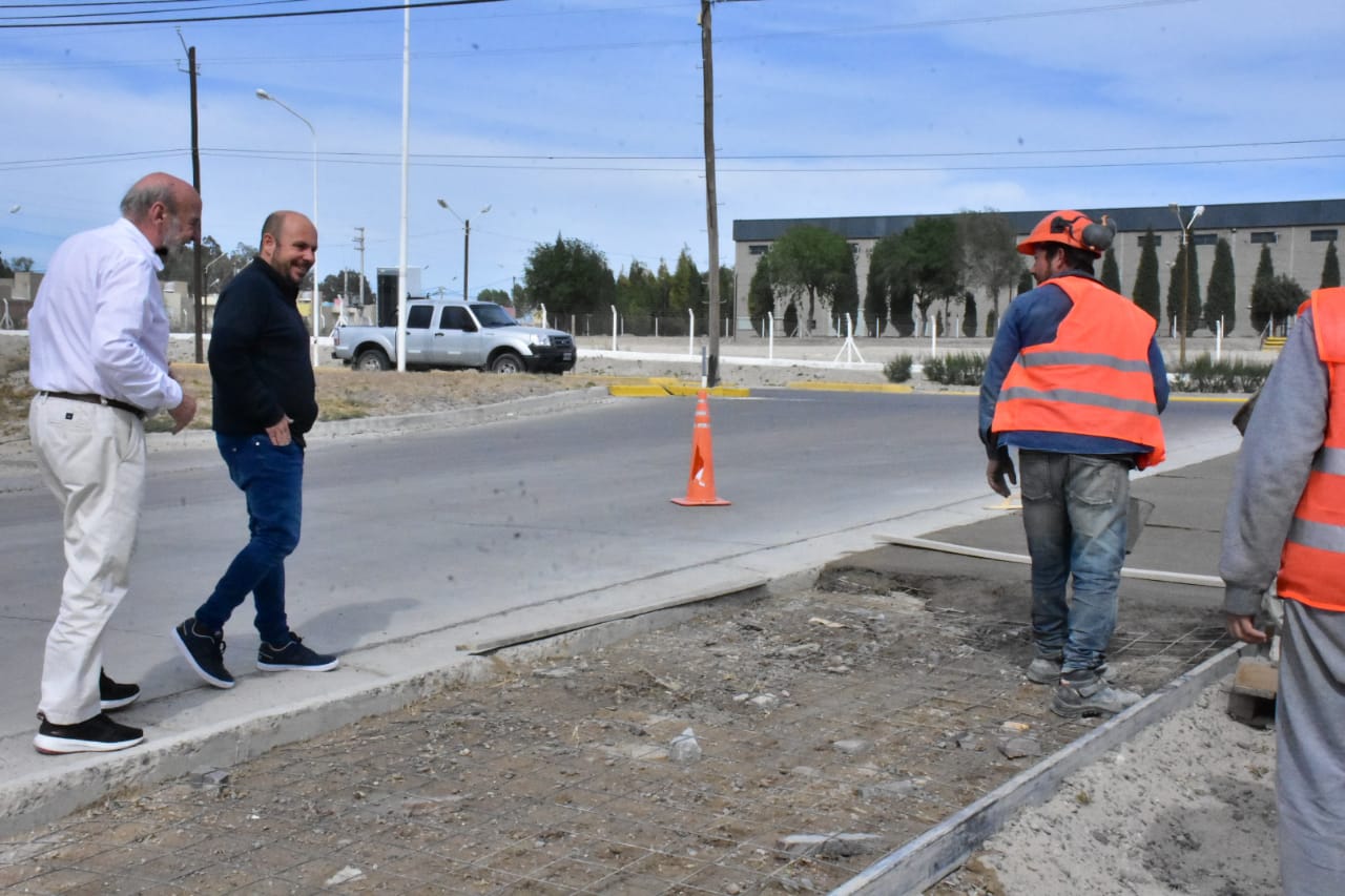 Se están haciendo nuevas veredas en el frente costero norte y que lo une al Parque Industrial