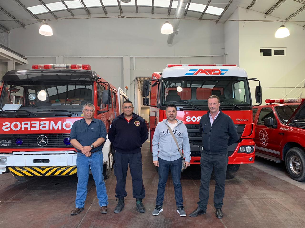 Randal Thomas en el cuartel de Bomberos Madryn