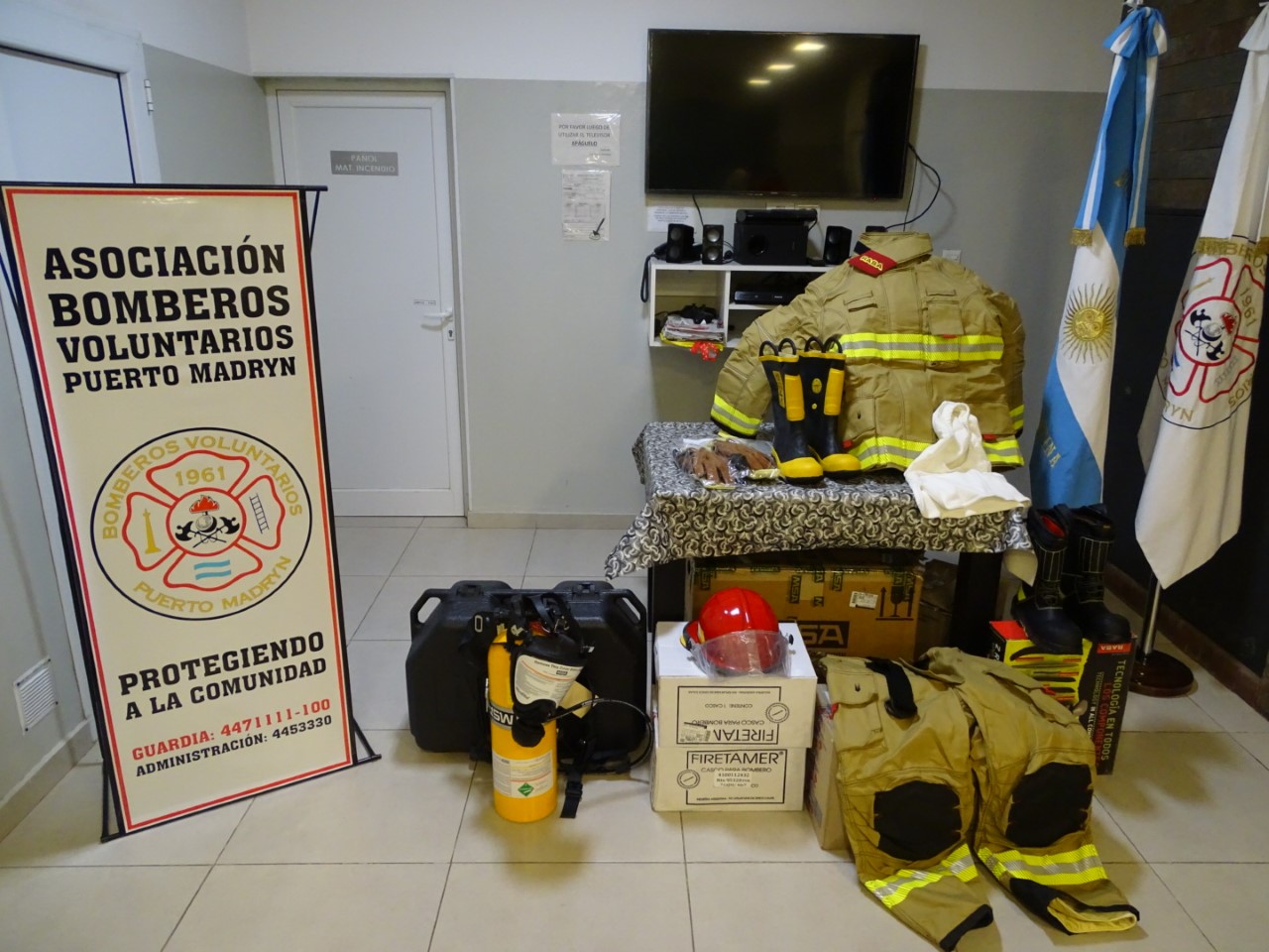 Entrega de equipamiento para bomberos donado por la empresa Pan American Energy
