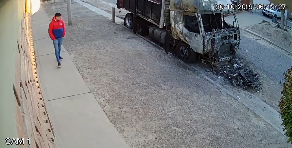 Incendió un camión, al otro día volvió y saludó al damnificado: quedó registrado en las cámaras y ahora lo busca la policía