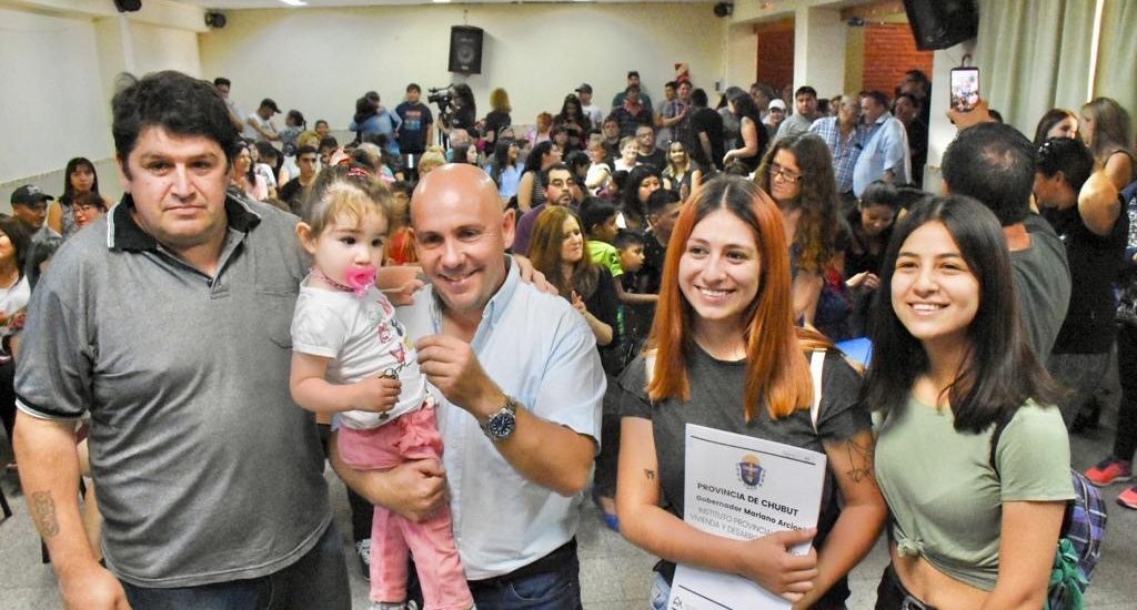 Gustavo Sastre realizó la entrega de veinte llaves a familias de trabajadores del STIA